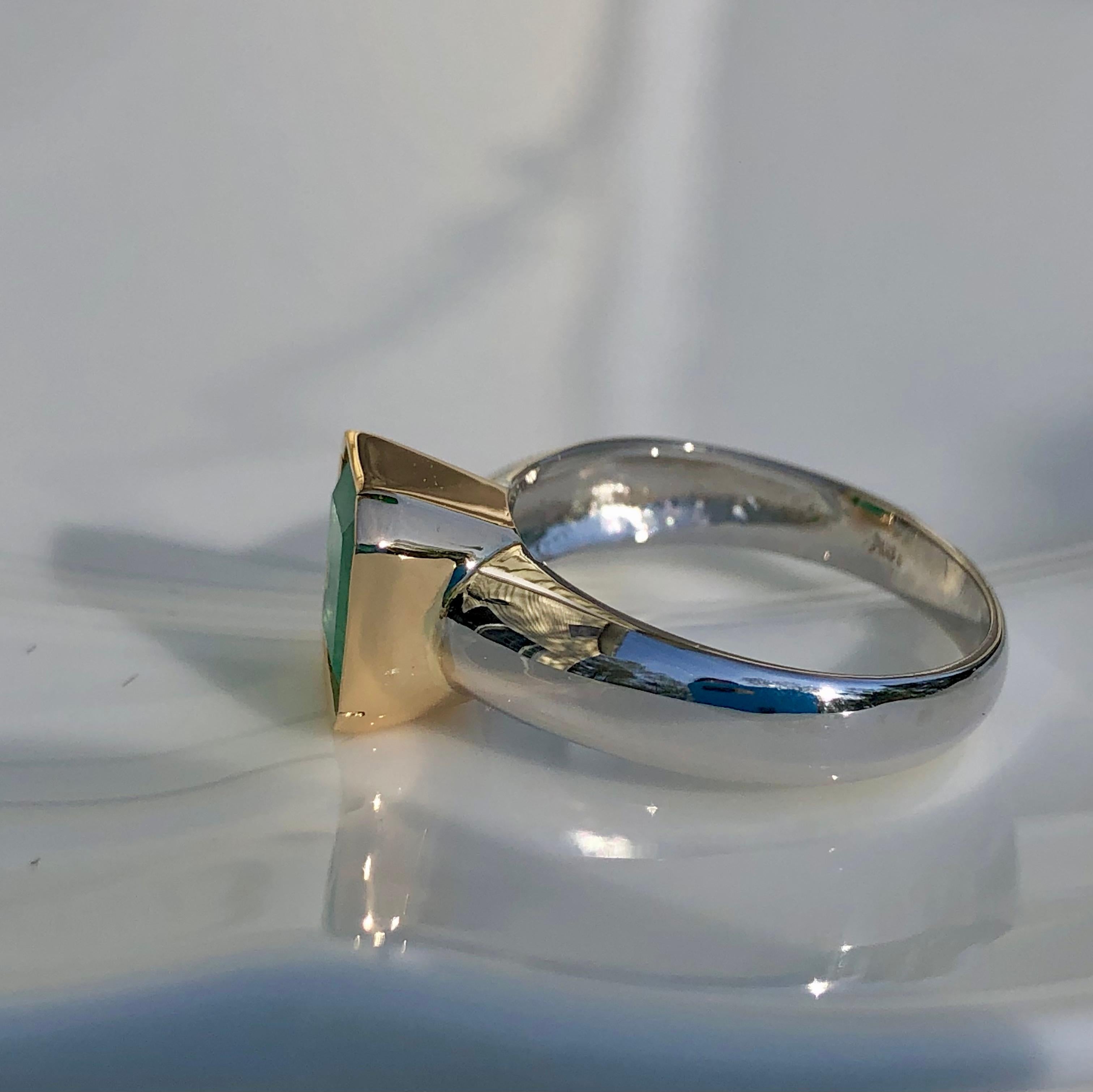 2,29 Karat Smaragd Solitär Ring zweifarbig 18K Gold für Damen oder Herren im Angebot