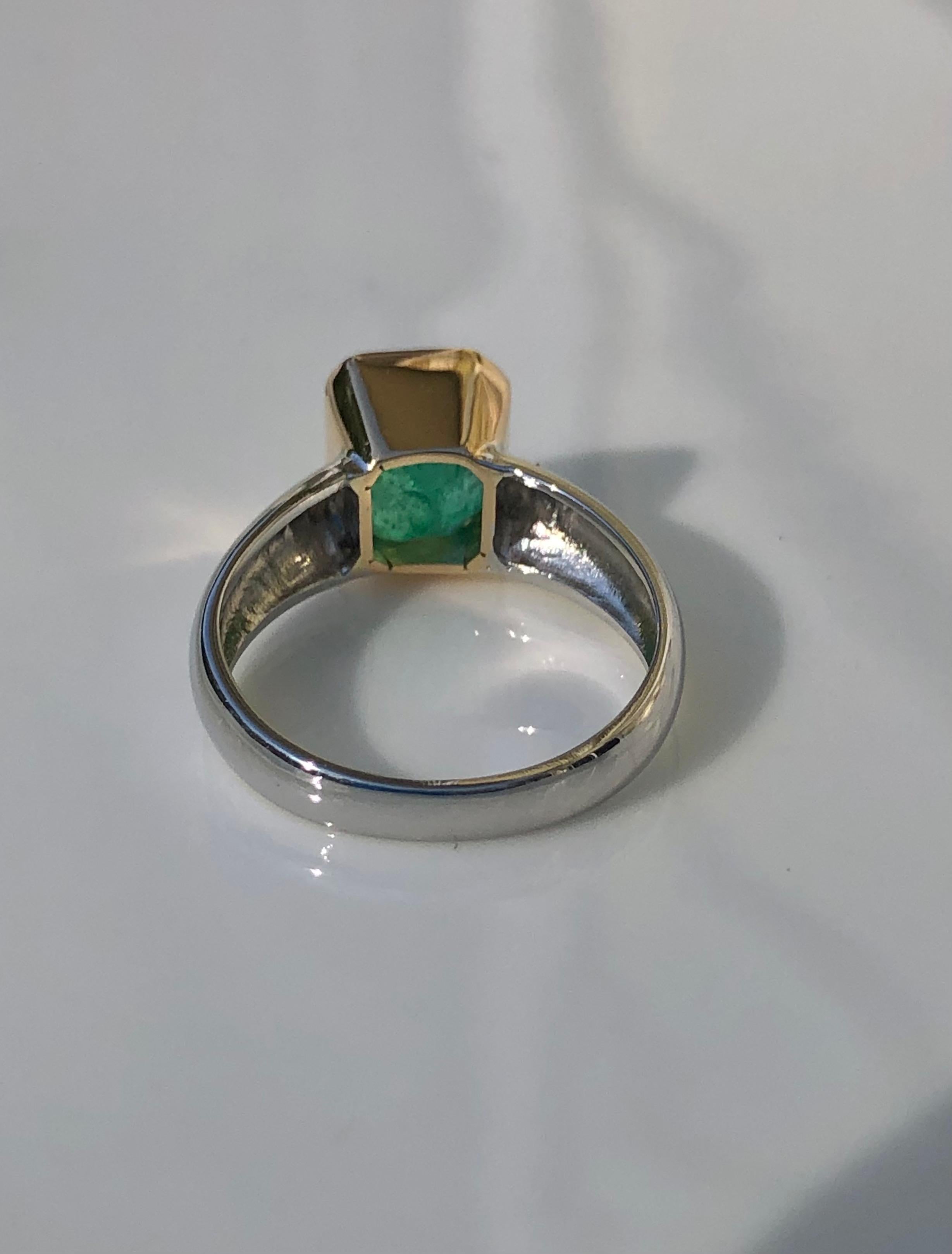 Kolumbianischer Smaragd 2,29 Karat Smaragd Solitär Ring Zweifarbiger 18K Gold im Angebot 1