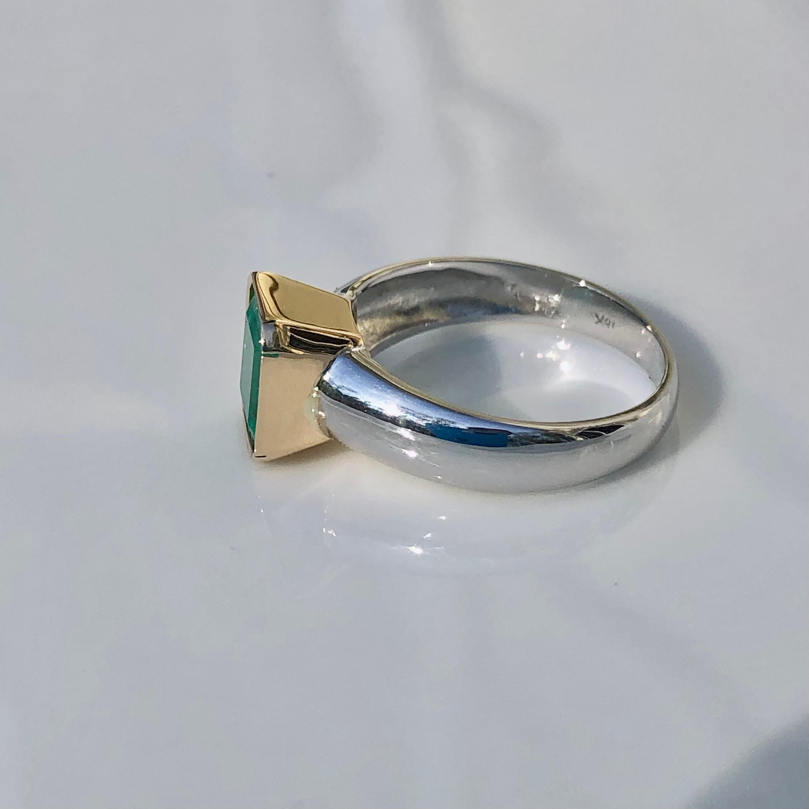 2,29 Karat Smaragd Solitär Ring zweifarbig 18K Gold im Angebot 4