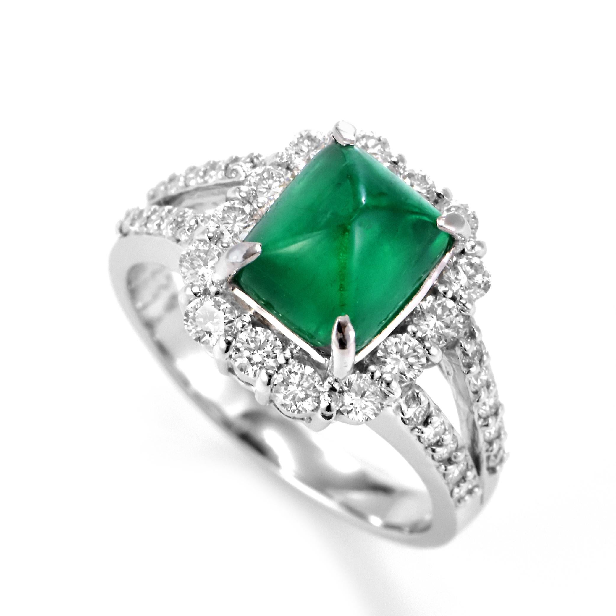 Ein atemberaubender Ring mit einem 2,29 Karat natürlichen kolumbianischen Smaragd-Cabochon und 0,74 Karat Diamant-Akzenten, gefasst in Platin. Seit Tausenden von Jahren bewundern die Menschen das Grün des Smaragds. Smaragde werden seit jeher mit den