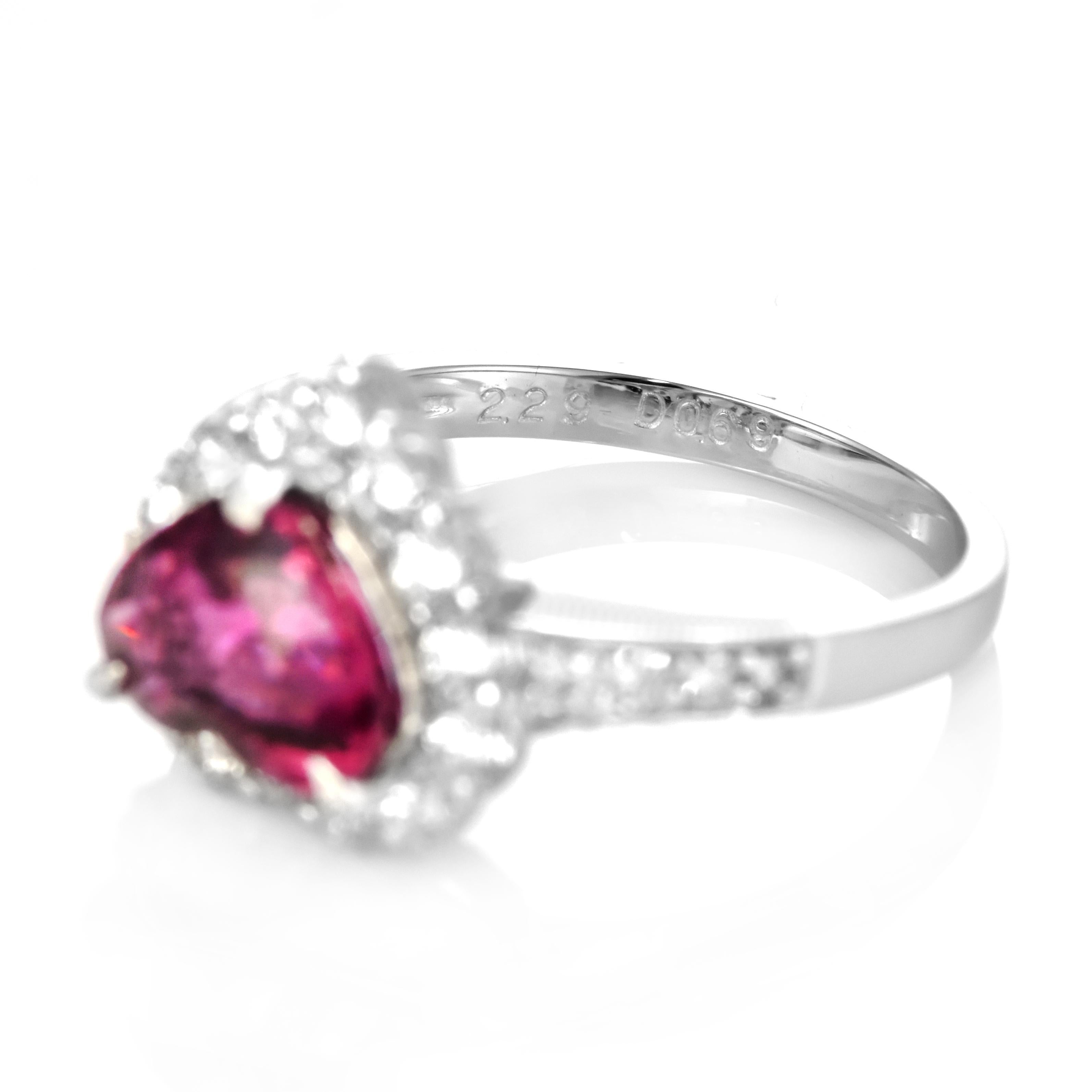 Anello con diamante e spinello africano non trattato da 2,29 carati in platino in vendita 4