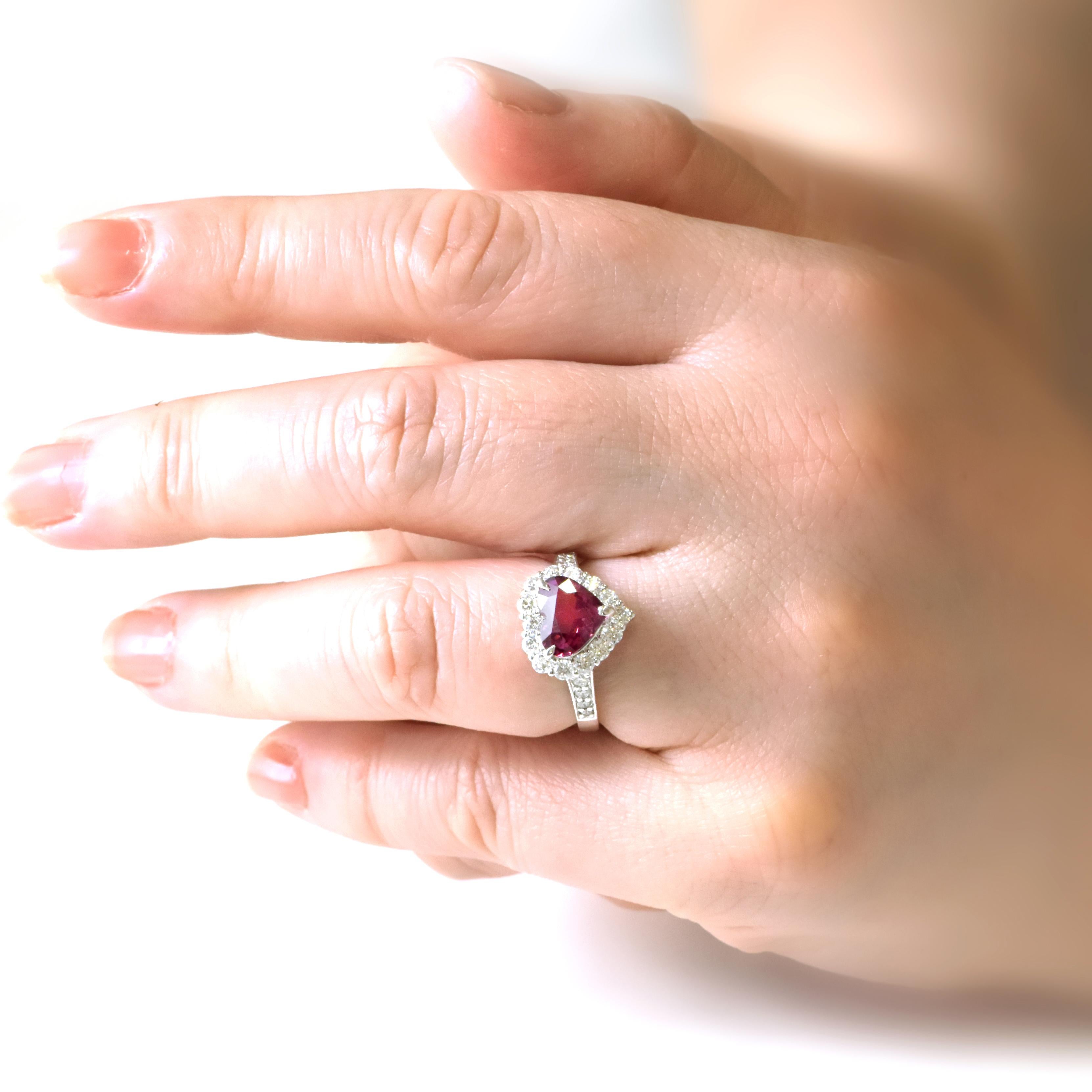 Anello con diamante e spinello africano non trattato da 2,29 carati in platino in vendita 6