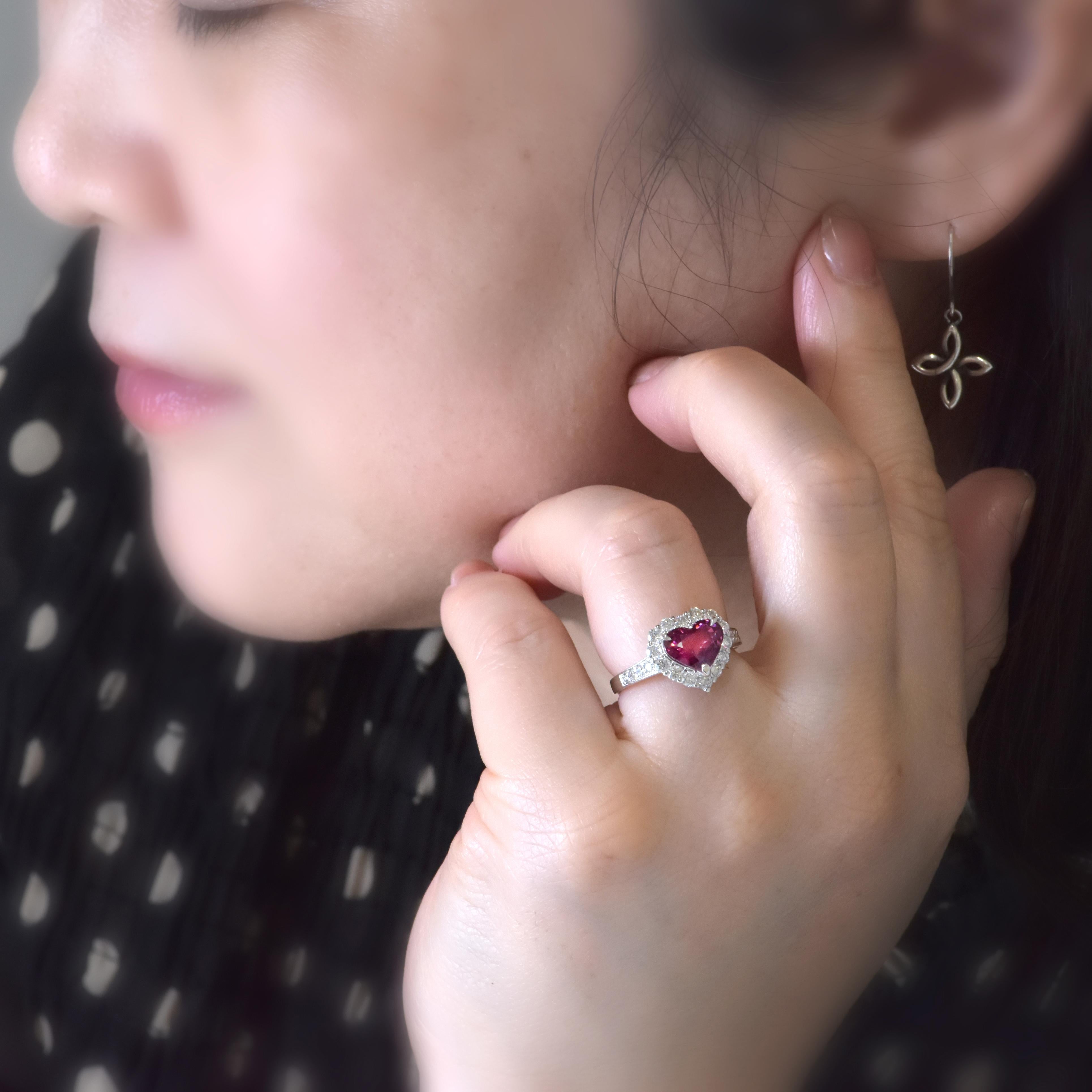 Anello con diamante e spinello africano non trattato da 2,29 carati in platino in vendita 7