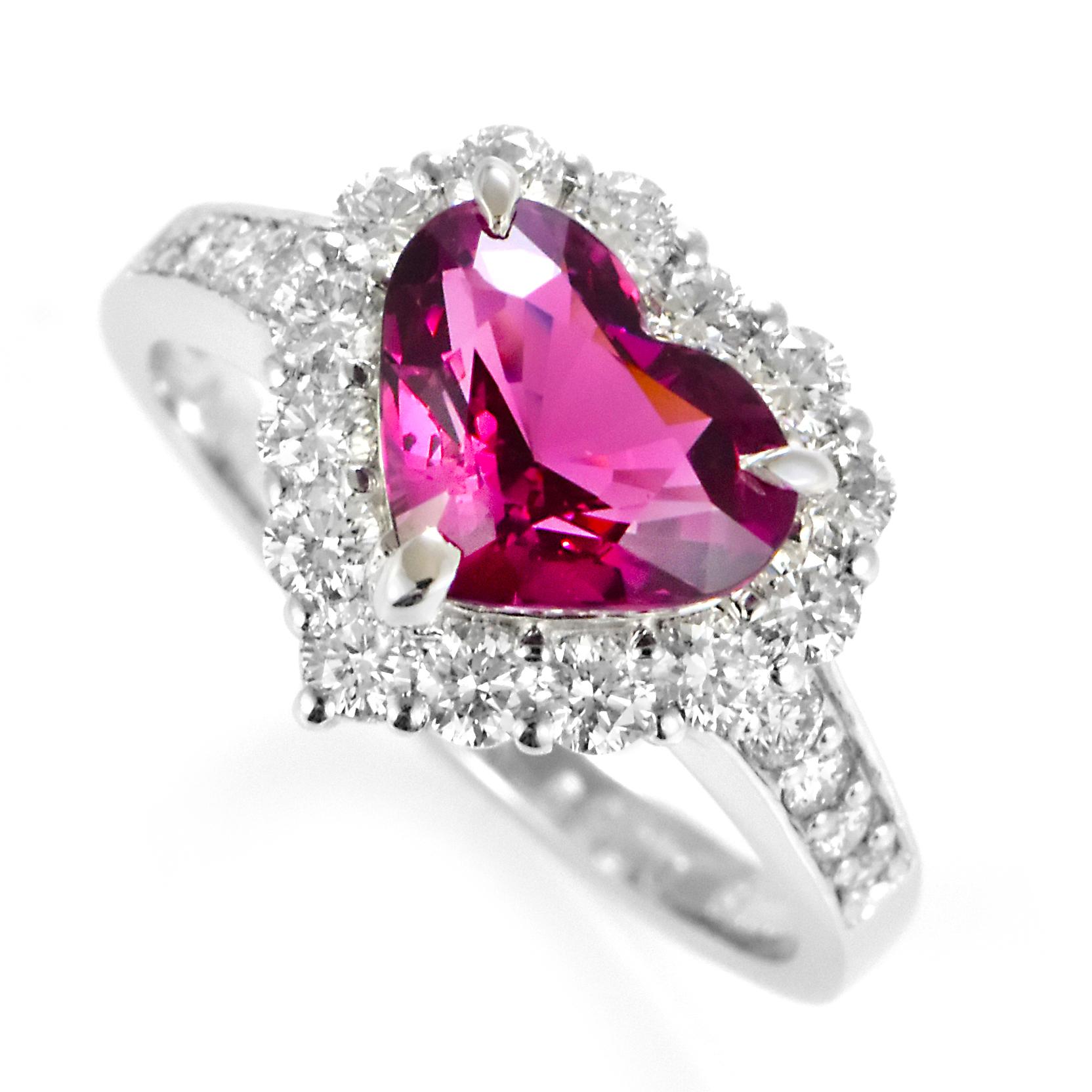 Un bellissimo anello aureola con uno spinello naturale non riscaldato da 2,29 carati e 0,69 carati di diamanti incastonati in platino. Lo spinello è stato spesso confuso con il rubino, ma è una gemma che può stare in piedi da sola. Molte gemme rosse