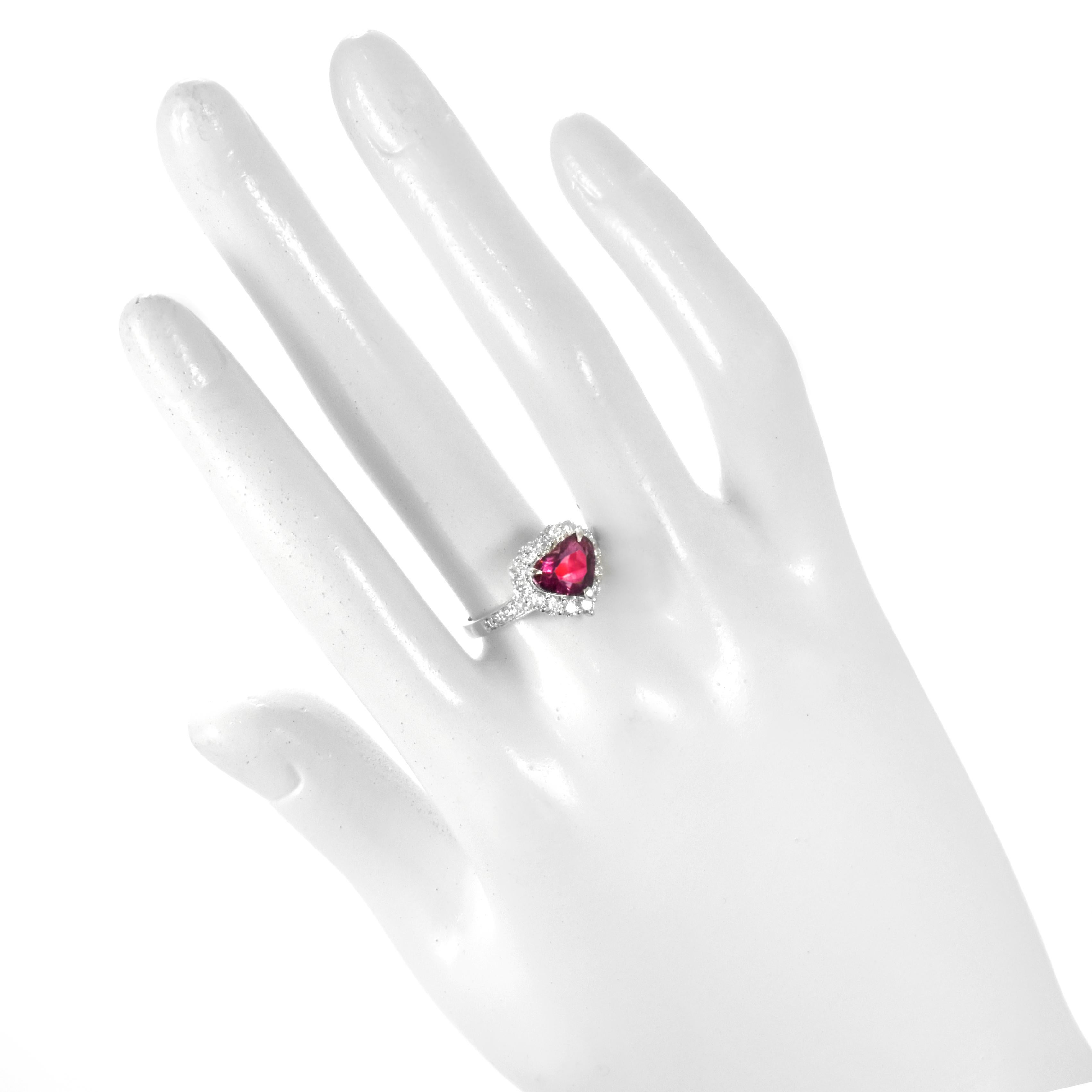 Cuore Anello con diamante e spinello africano non trattato da 2,29 carati in platino in vendita