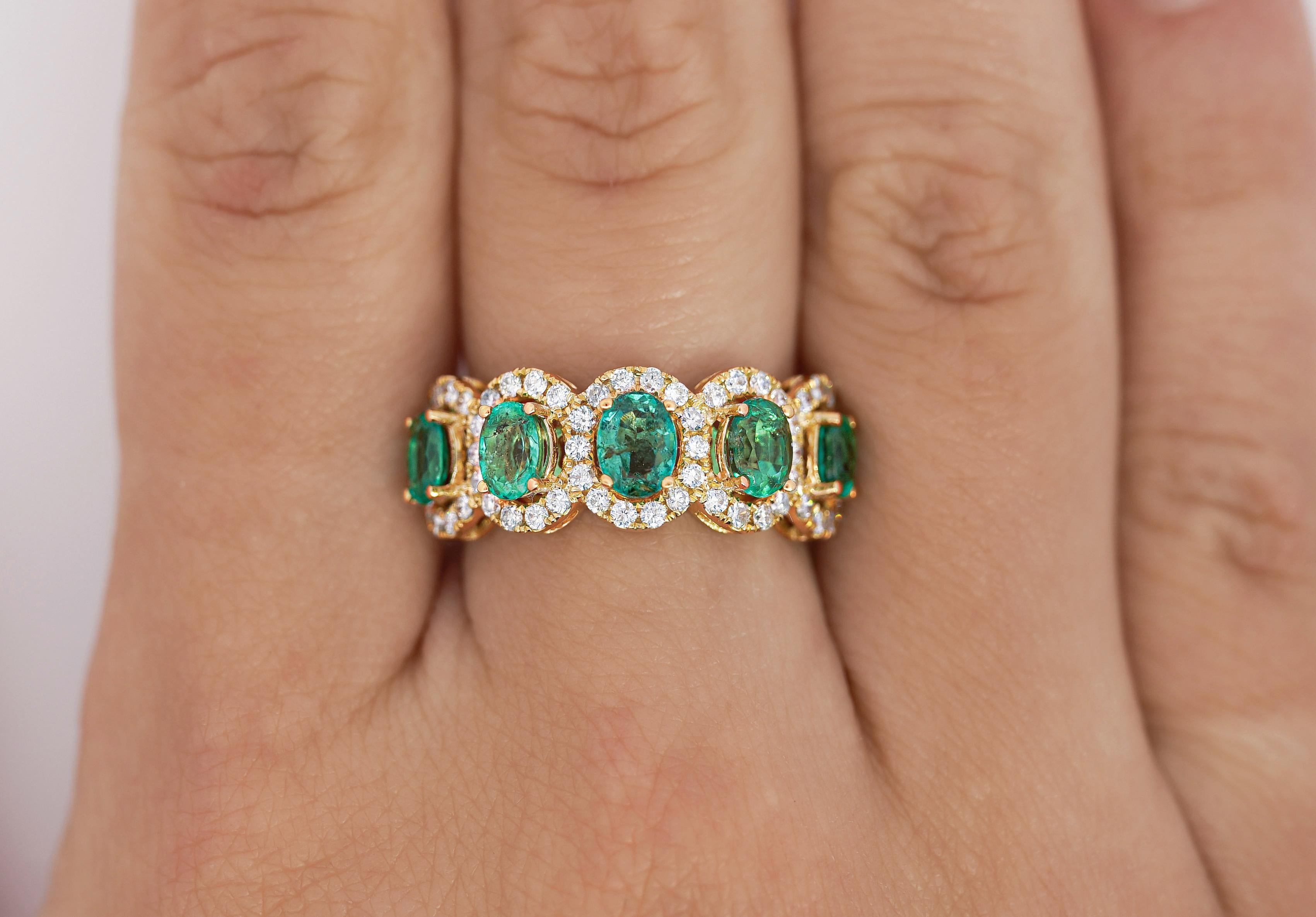 2.29 Carat Oval Cut Emerald and Diamond Wedding Band in 18K Gold For Sale 3