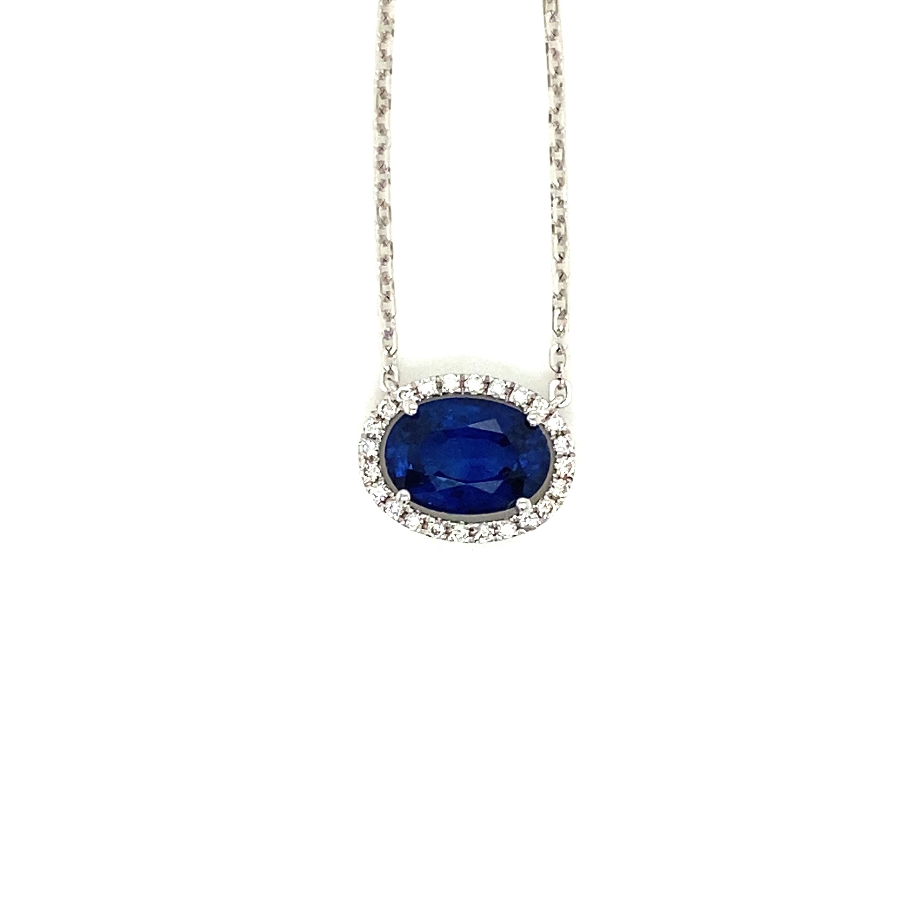 2.29 Karat Ovalschliff Vivid Blue Sapphire und White Diamond Anhänger Halskette:

Der wunderschöne Anhänger besteht aus einem lebhaften blauen Saphir im Ovalschliff von 2,29 Karat, der von einem Kranz weißer Diamanten im Rundbrillantschliff von 0,15