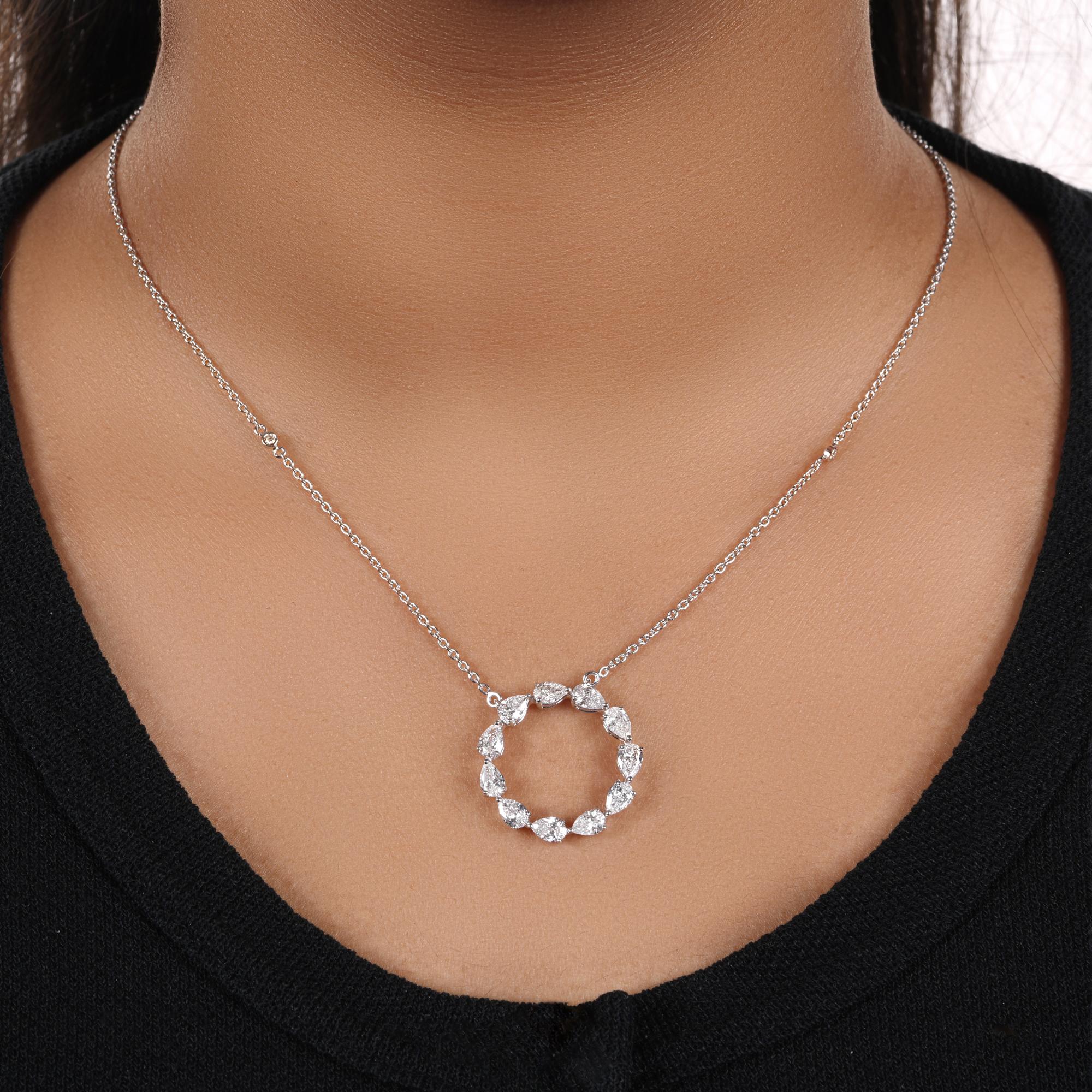Questa collana con ciondolo in oro bianco 14 carati da 2,29 carati SI/H con diamanti a forma di pera incastonati in un cerchio che forma un ciondolo a cerchio aperto con catena.
I diamanti sono un simbolo universale di eternità e forza. È una pietra