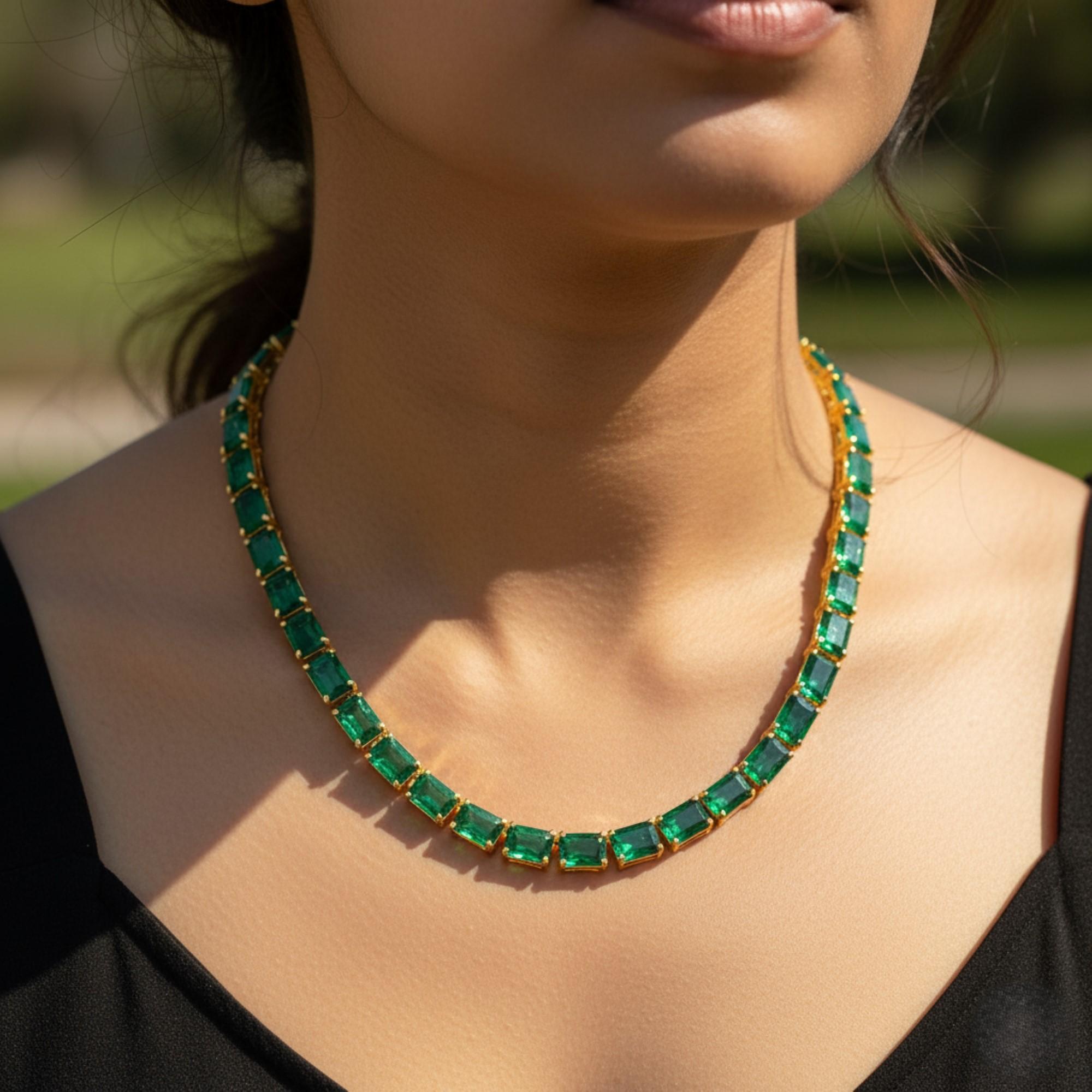 Collar Línea Esmeralda de Zambia de 22,9 quilates Oro amarillo de 14 quilates Joyería hecha a mano El collar presenta numerosas esmeraldas. Las piedras están talladas uniformemente en forma de esmeralda. Las esmeraldas se alinean de extremo a