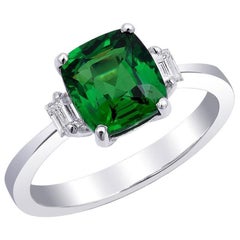 Anello con diamanti tsavorite da 2,29 carati incastonati in oro bianco 18 carati