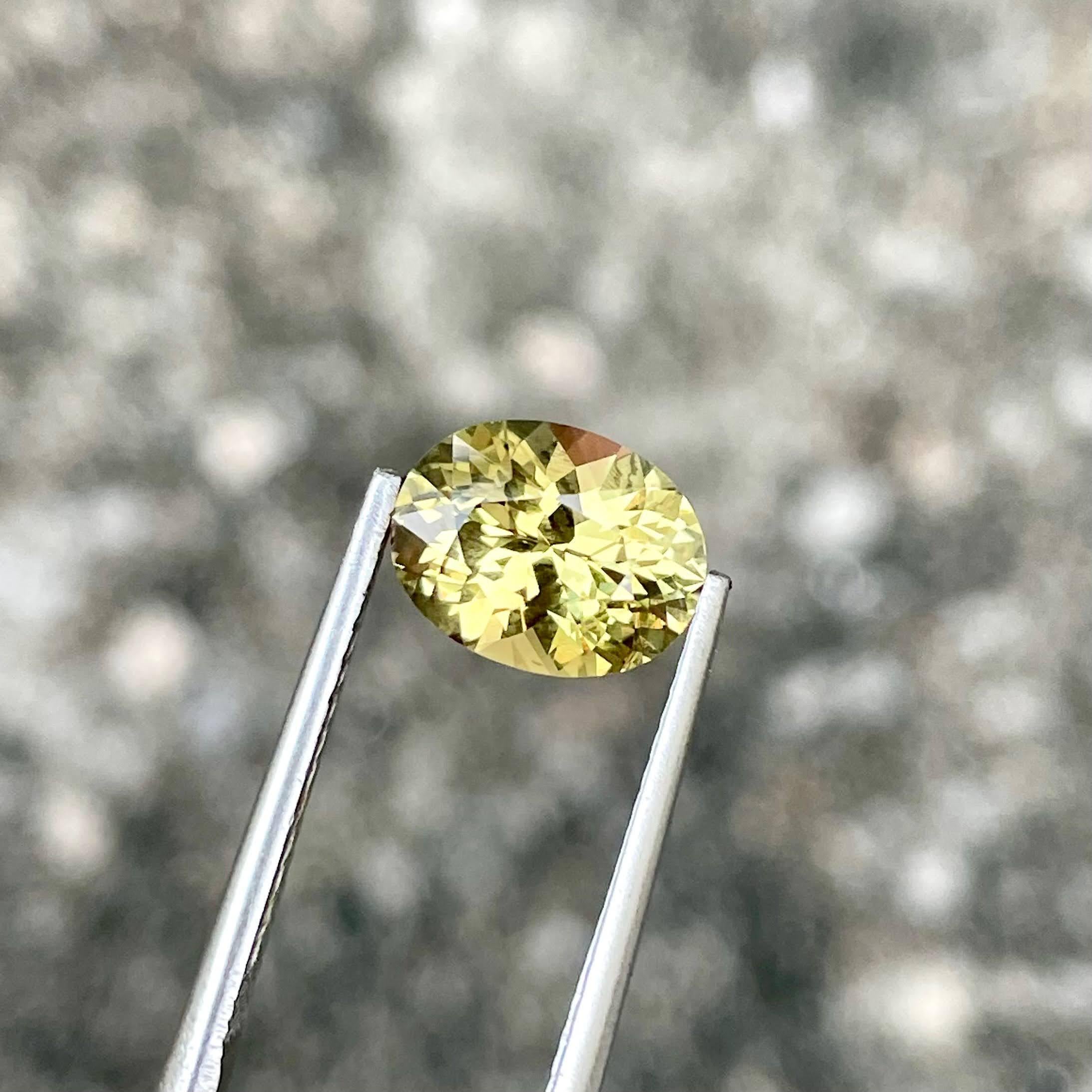 Poids 2,29 carats 
Dimensions 9,19x7,12x5,03 mm
Traitement aucun 
Origine Sri Lanka 
Clarté de l'œil 
Forme ovale 
Coupe de précision sur mesure 



Le chrysobéryl jaune de 2.29 carats, de forme ovale captivante, est une merveille naturelle