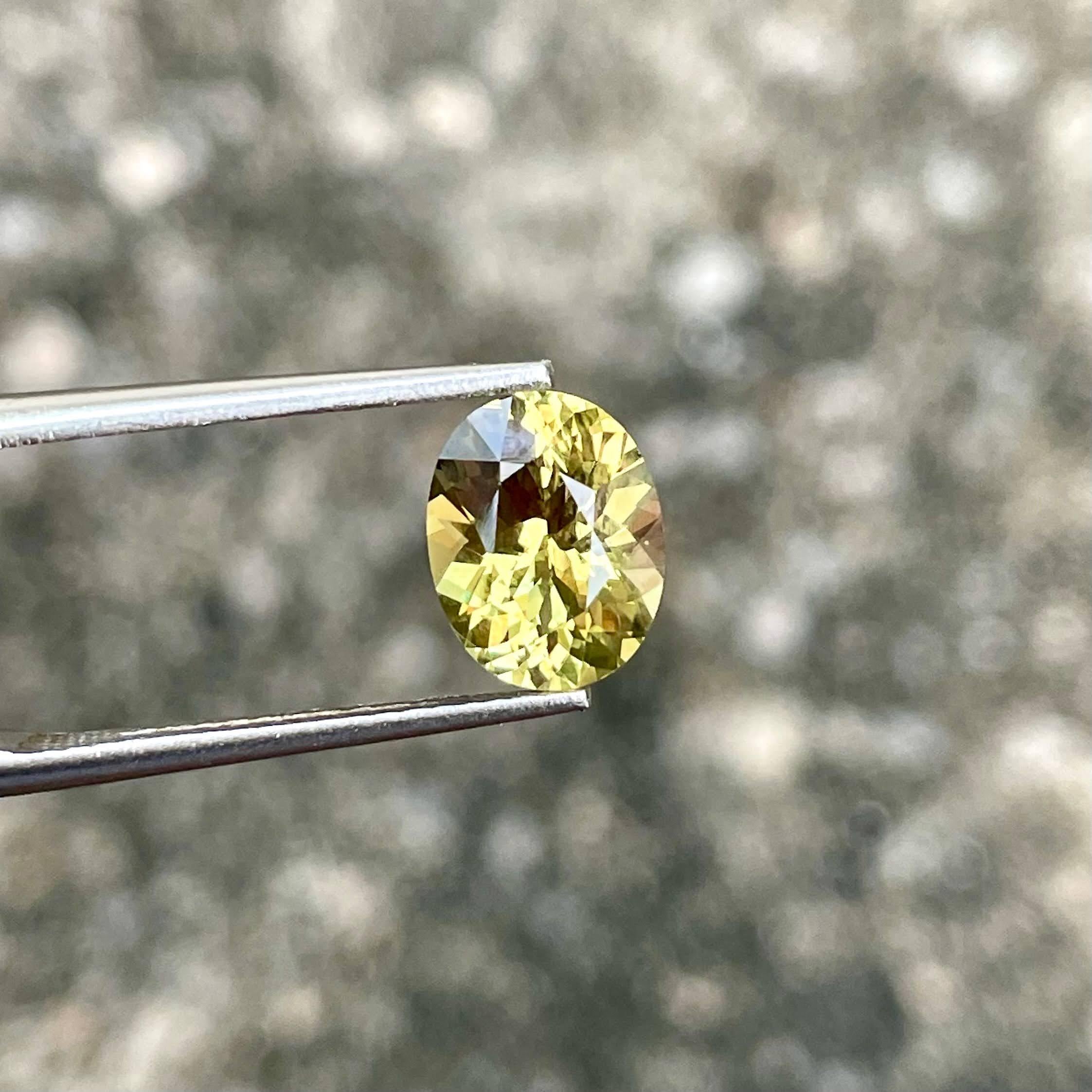 Moderne Pierre précieuse naturelle du Sri Lanka, chrysobéryl jaune de forme ovale de 2.29 carats en vente