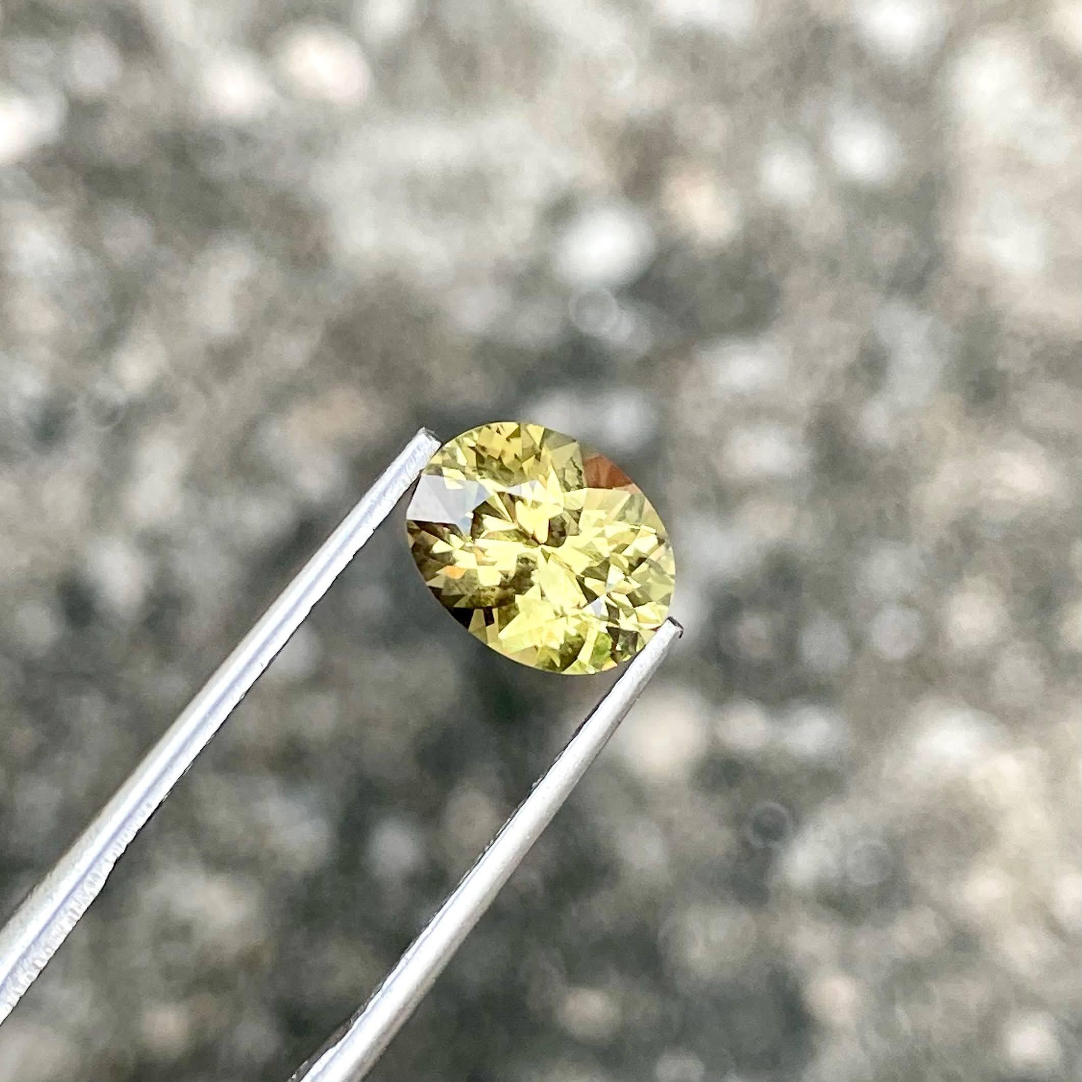 Taille ovale Pierre précieuse naturelle du Sri Lanka, chrysobéryl jaune de forme ovale de 2.29 carats en vente