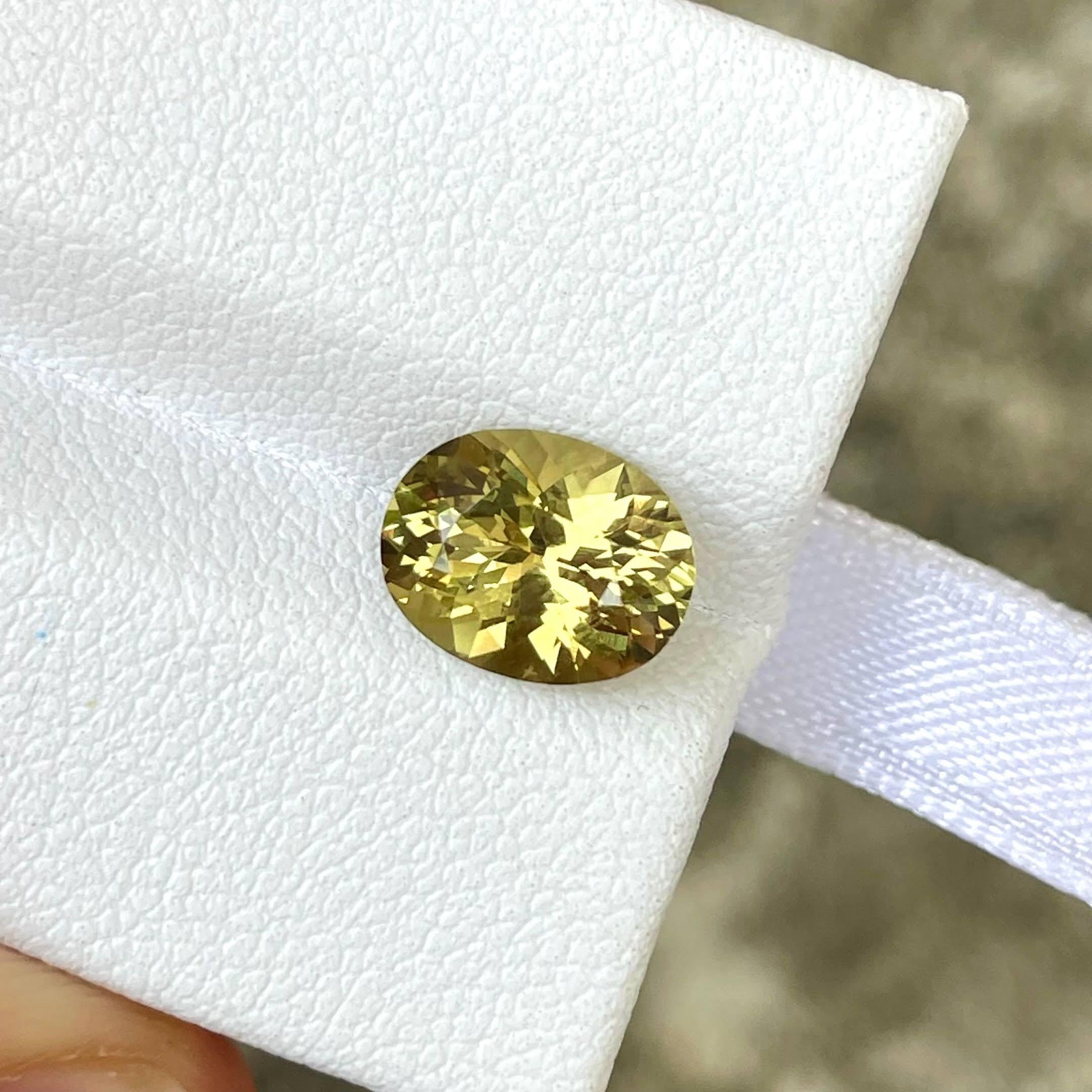 Pierre précieuse naturelle du Sri Lanka, chrysobéryl jaune de forme ovale de 2.29 carats Neuf - En vente à Bangkok, TH
