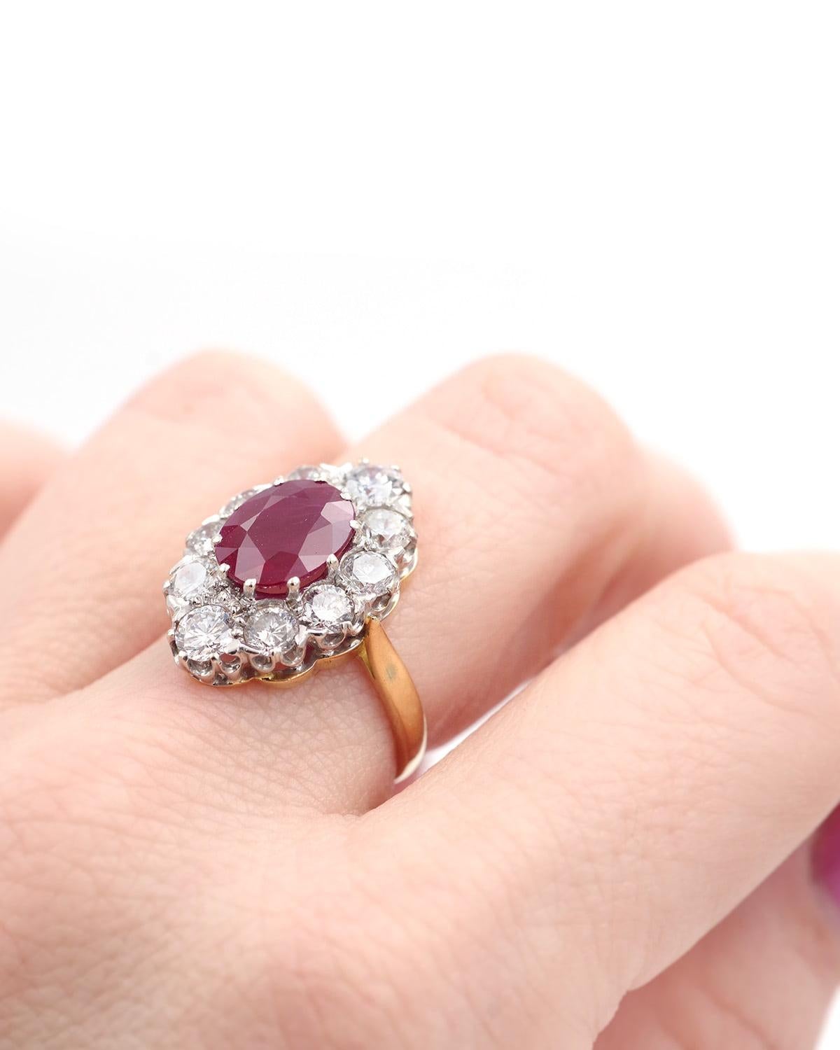 Anillo de rubí birmano certificado de 2,29 quilates en oro amarillo de 18 quilates y platino. Este elegante anillo está engastado con un gran rubí birmano de talla ovalada de 2,29 quilates. El rubí rojo intenso está rodeado por 10 diamantes talla