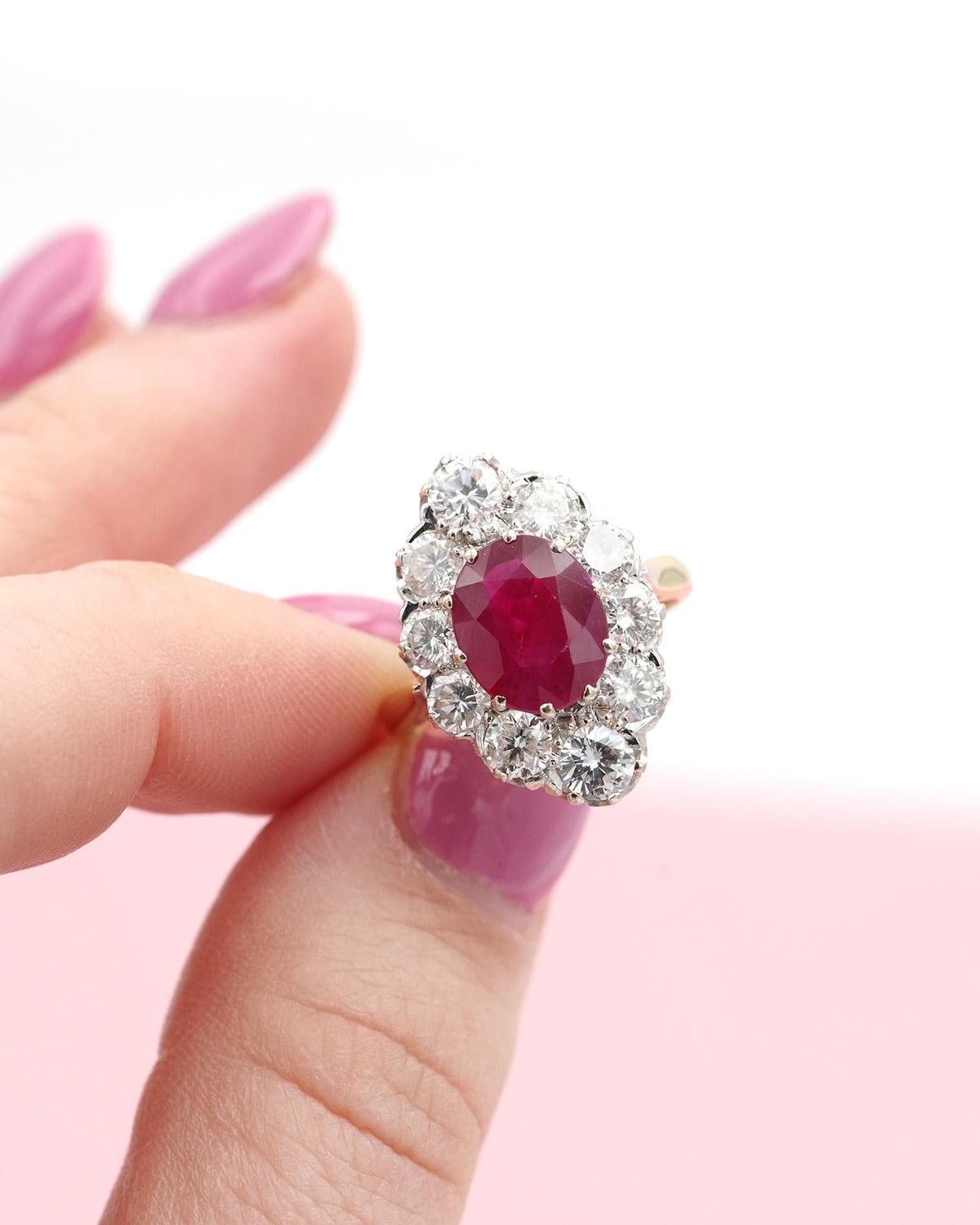 Anillo de rubí birmano en racimo certificado de 2,29 ct en 18 k con diamantes de 2 ct Corte oval en venta