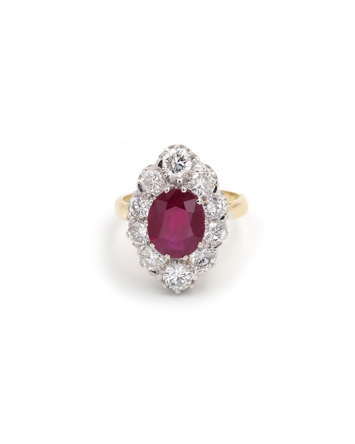 Anillo de rubí birmano en racimo certificado de 2,29 ct en 18 k con diamantes de 2 ct en Bueno estado para la venta en PARIS, FR
