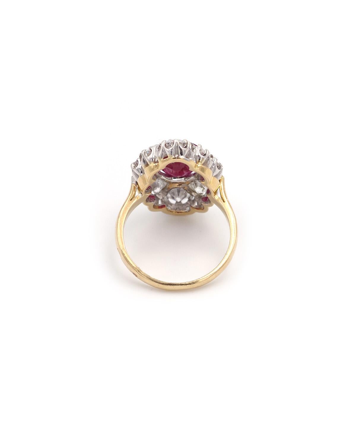 De las mujeres Anillo de rubí birmano en racimo certificado de 2,29 ct en 18 k con diamantes de 2 ct en venta