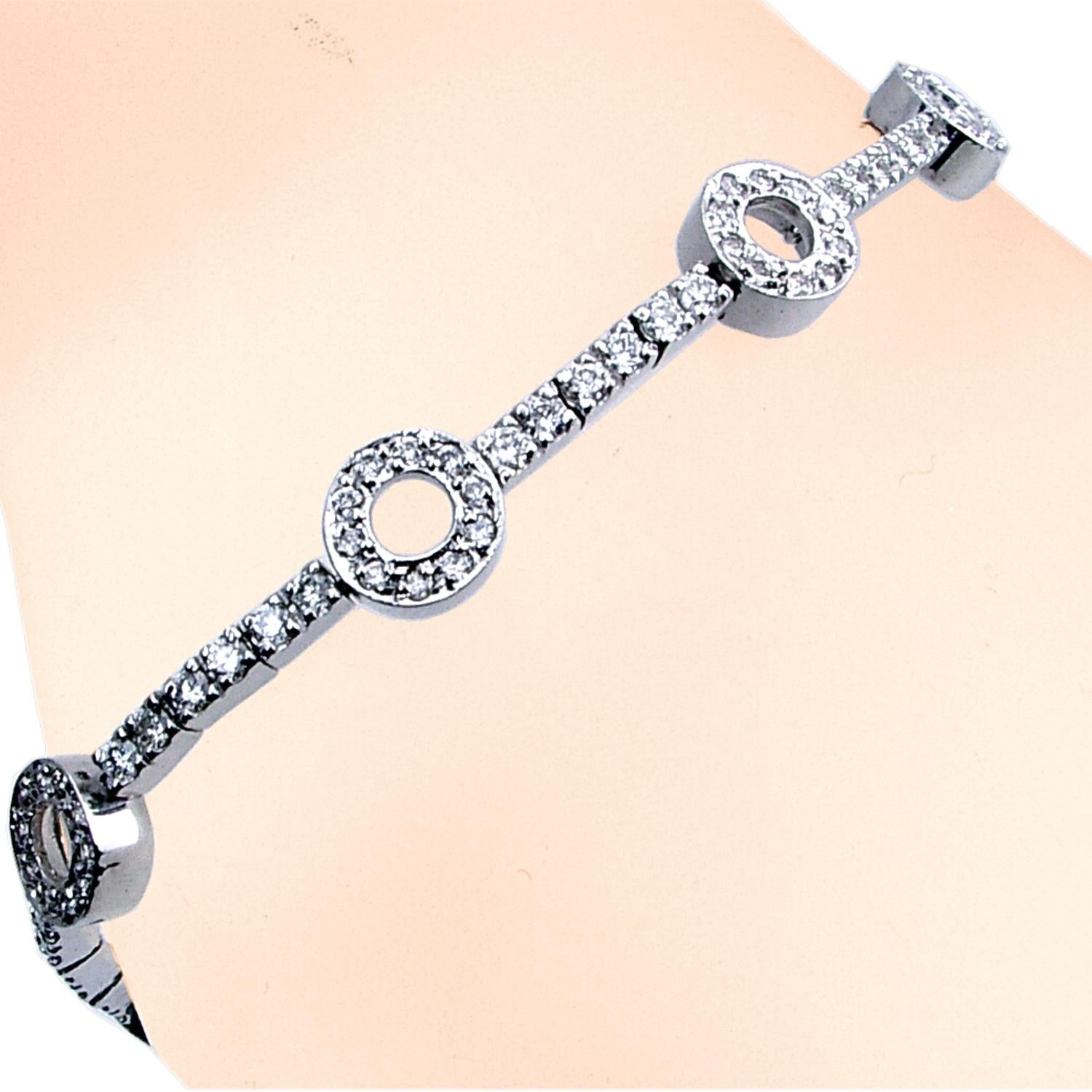 Esta preciosa Pulsera de Diamantes está fabricada en oro blanco de 14 quilates. Mide 7,25 pulgadas de largo y unos 8 mm  (0,33 pulgadas) de ancho.  Los Enlaces se conectan con Enlaces circulares. Los diamantes están engastados en Pave Set. La