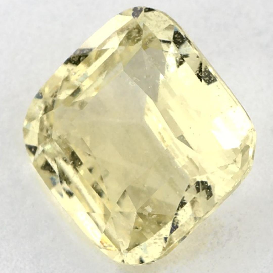 Ce saphir jaune naturel offre élégance et sophistication. Avec sa couleur gracieuse, sa clarté et son caractère naturel, ce saphir est un excellent choix pour créer des bijoux sur mesure tels que des bagues de fiançailles, des pendentifs ou des