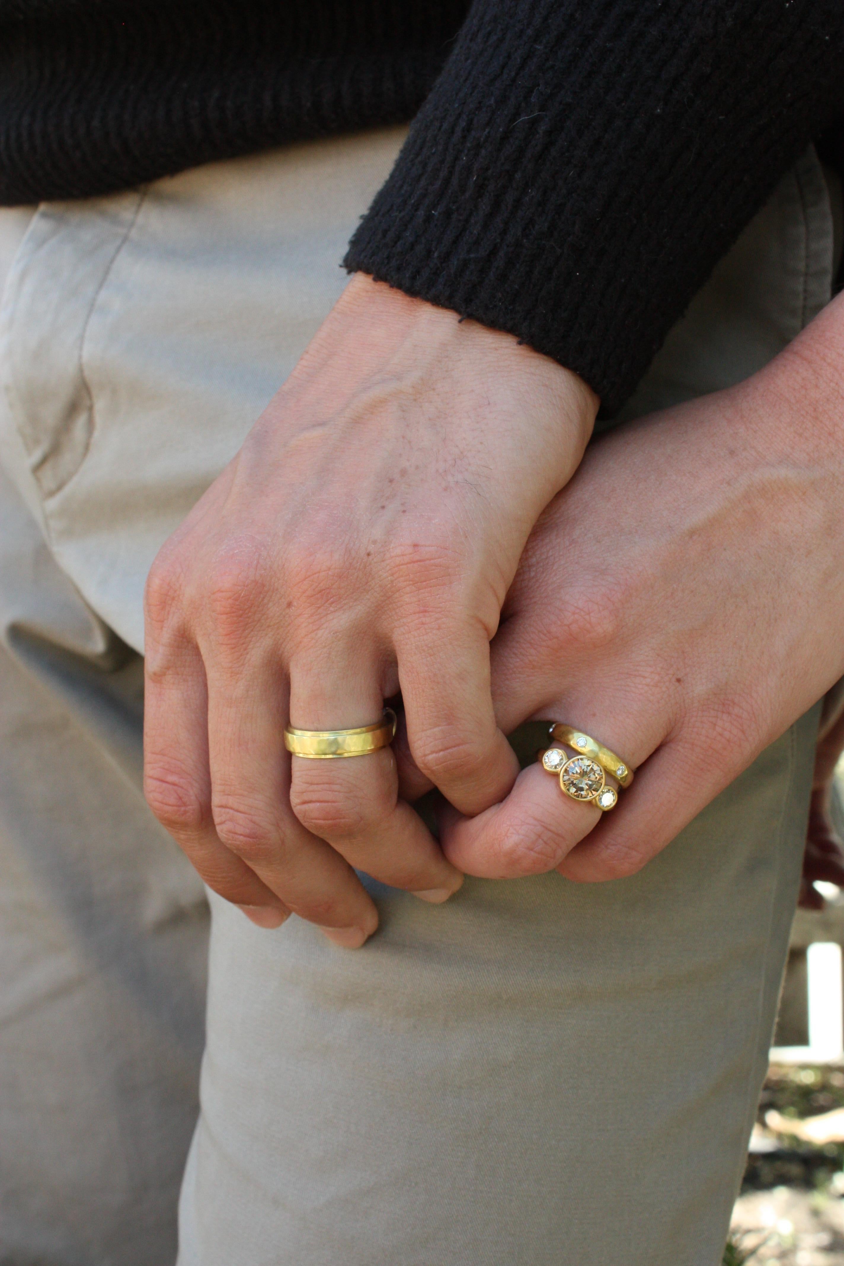 Im Mittelpunkt dieses erdigen und unverwechselbaren 3-Stein-Rings steht ein atemberaubender runder kaffeefarbener Diamant von 1,79 Karat, der auf beiden Seiten von champagnerfarbenen Diamanten flankiert wird, die einen reichen, warmen Effekt