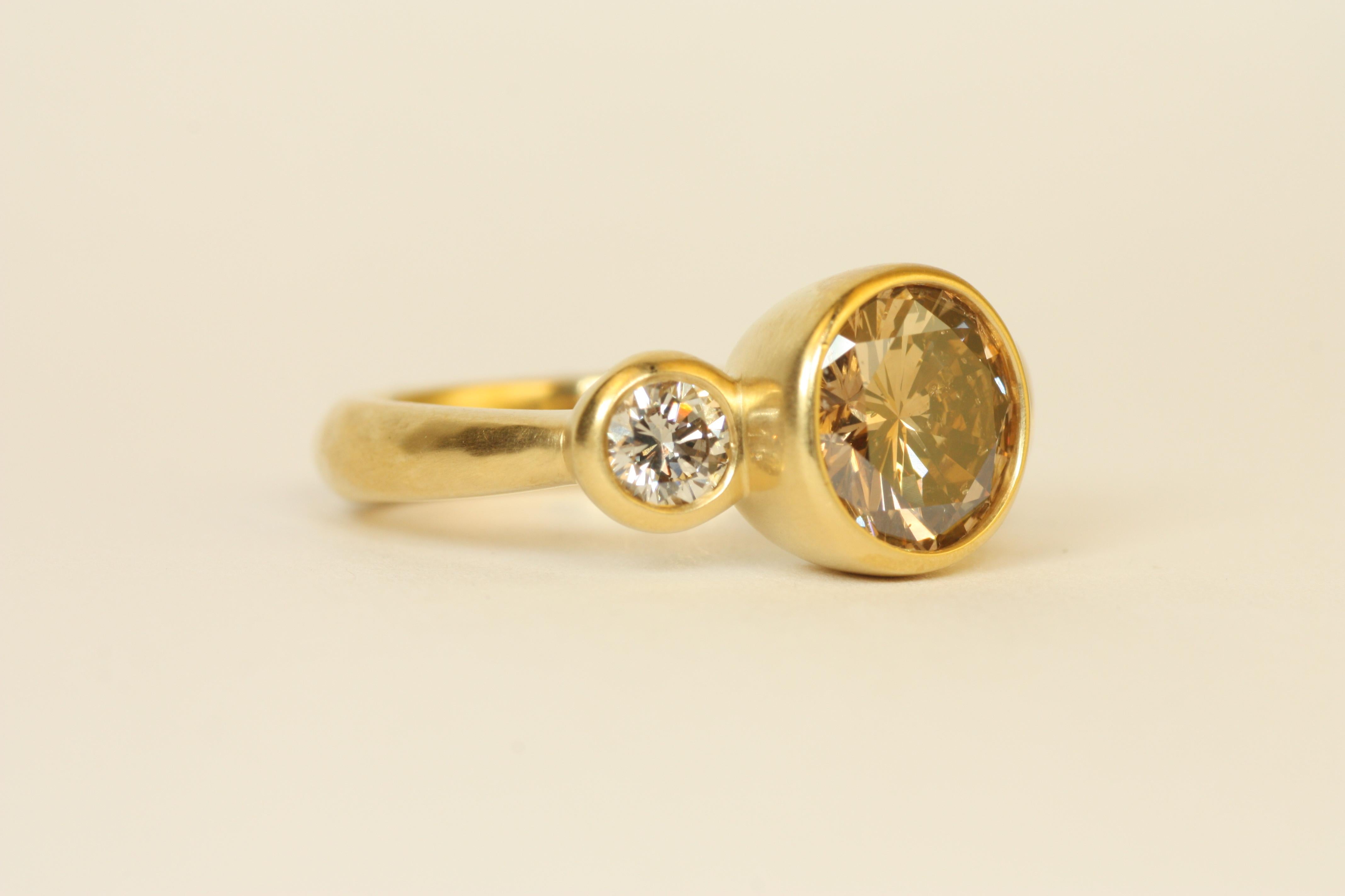 2,29 Gesamtkarat runder Diamant 22K Gold 3-Stein Verlobungsring (Rundschliff) im Angebot