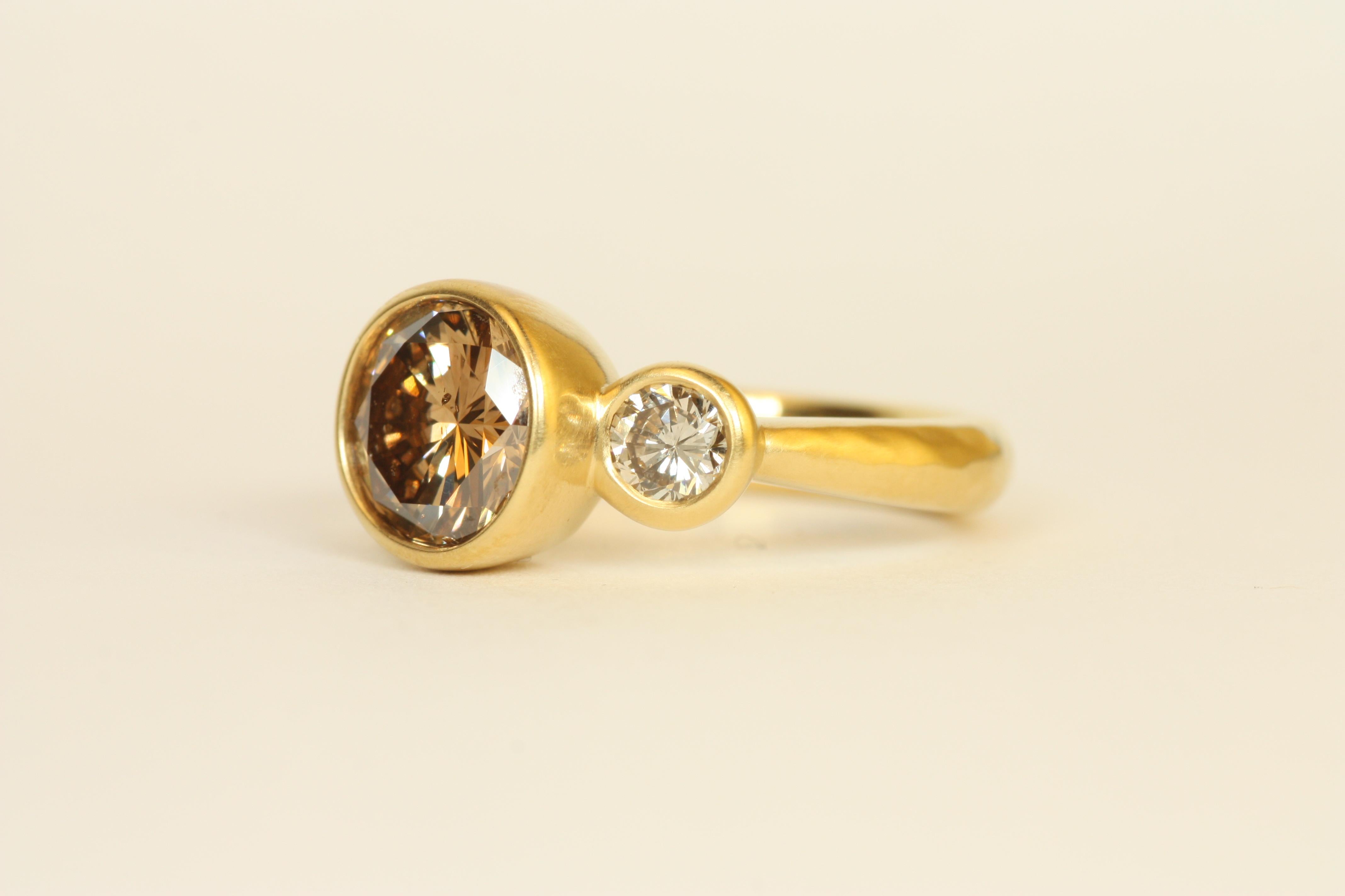 2,29 Gesamtkarat runder Diamant 22K Gold 3-Stein Verlobungsring im Zustand „Neu“ im Angebot in Santa Monica, CA