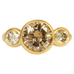 Anello di fidanzamento a tre pietre con diamante rotondo da 2,29 carati totali in oro 22K