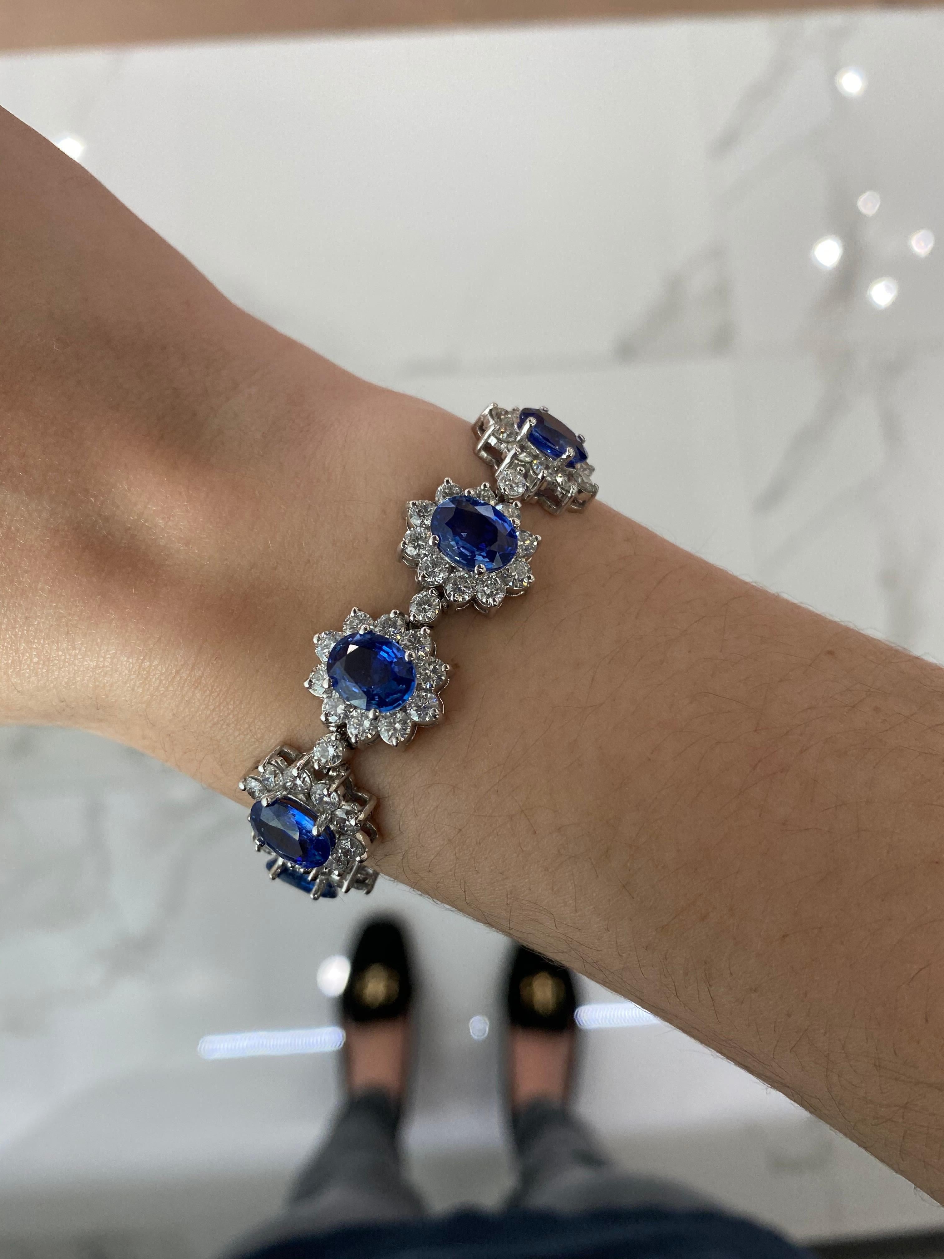 Taille ovale Bracelet floral en saphir bleu ovale de 22,96 carats et halo de diamants ronds de 13,47 carats