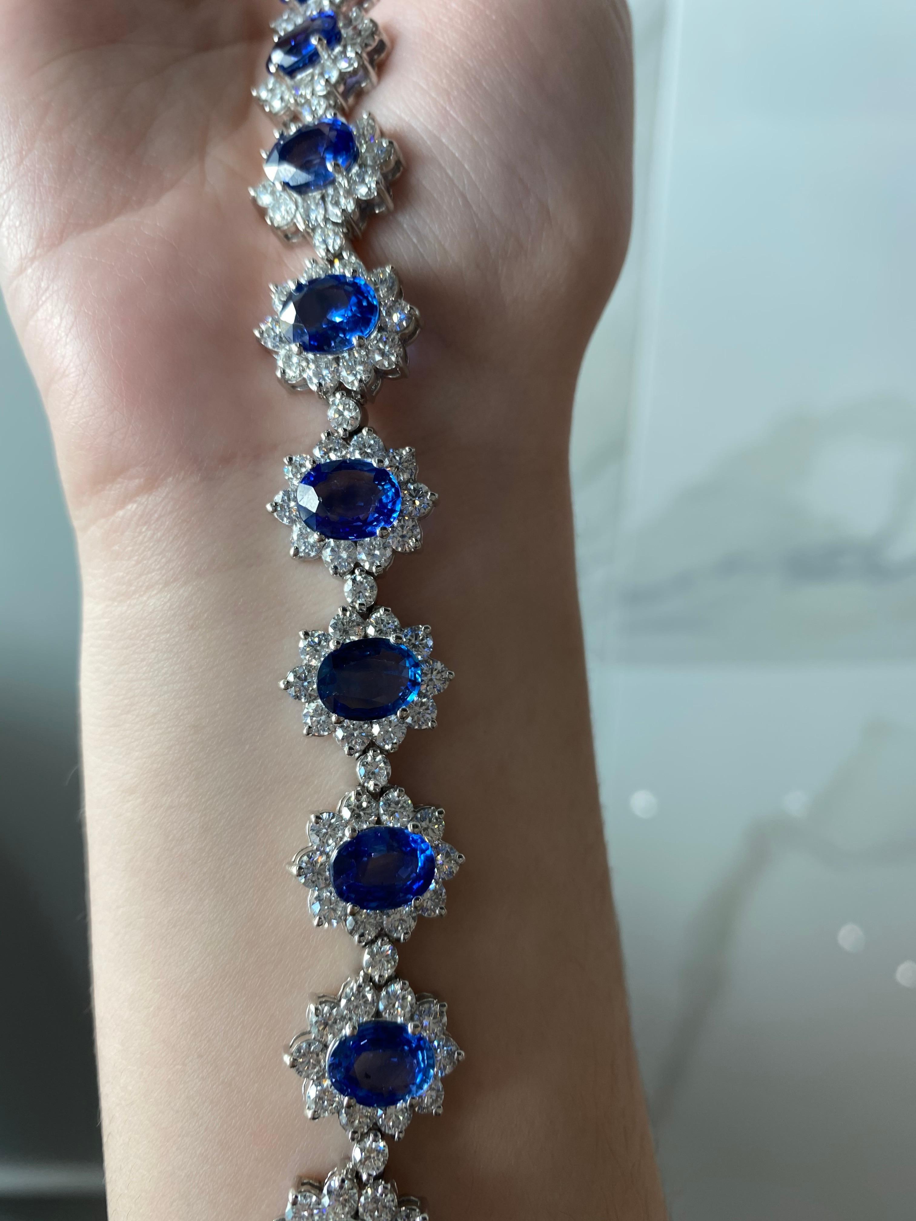  Bracelet floral en saphir bleu ovale de 22,96 carats et halo de diamants ronds de 13,47 carats Unisexe 