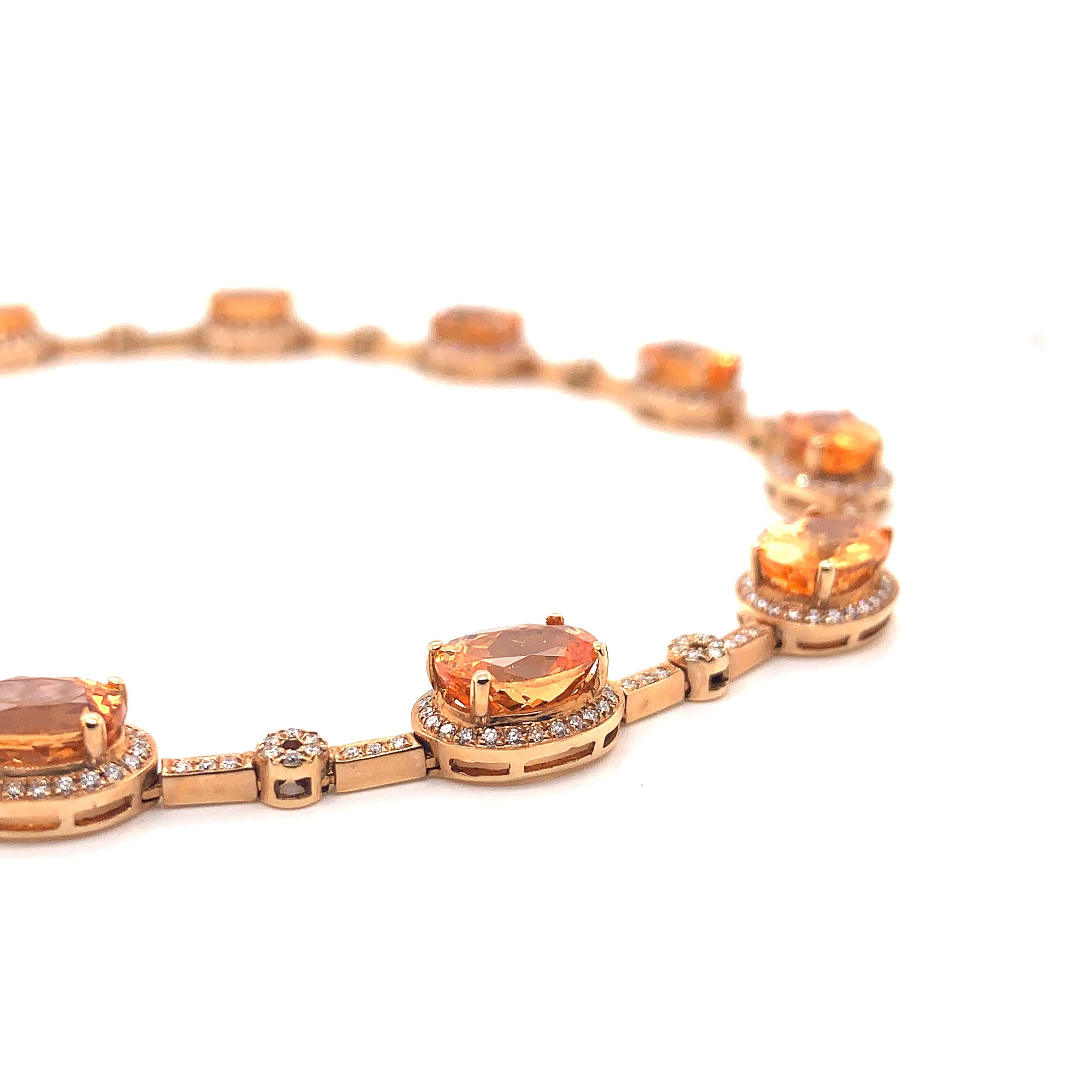 Taglio ovale Sunita Nahata Spessartite 22,99ct. Collana in 18KRG con diamante. in vendita