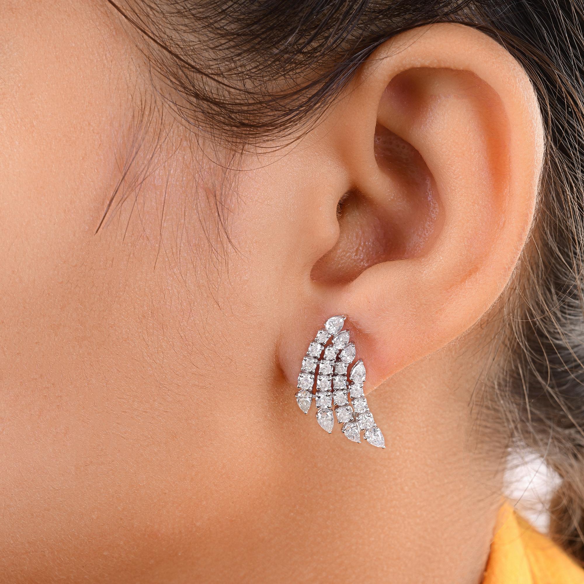 Pendientes de diamantes de 18 quilates en oro blanco, con claridad SI certificada y color HI de 2,29 quilates
Estos pendientes están magistralmente engastados con una secuencia de diamantes talla brillante que forman un pendiente de pluma, creando