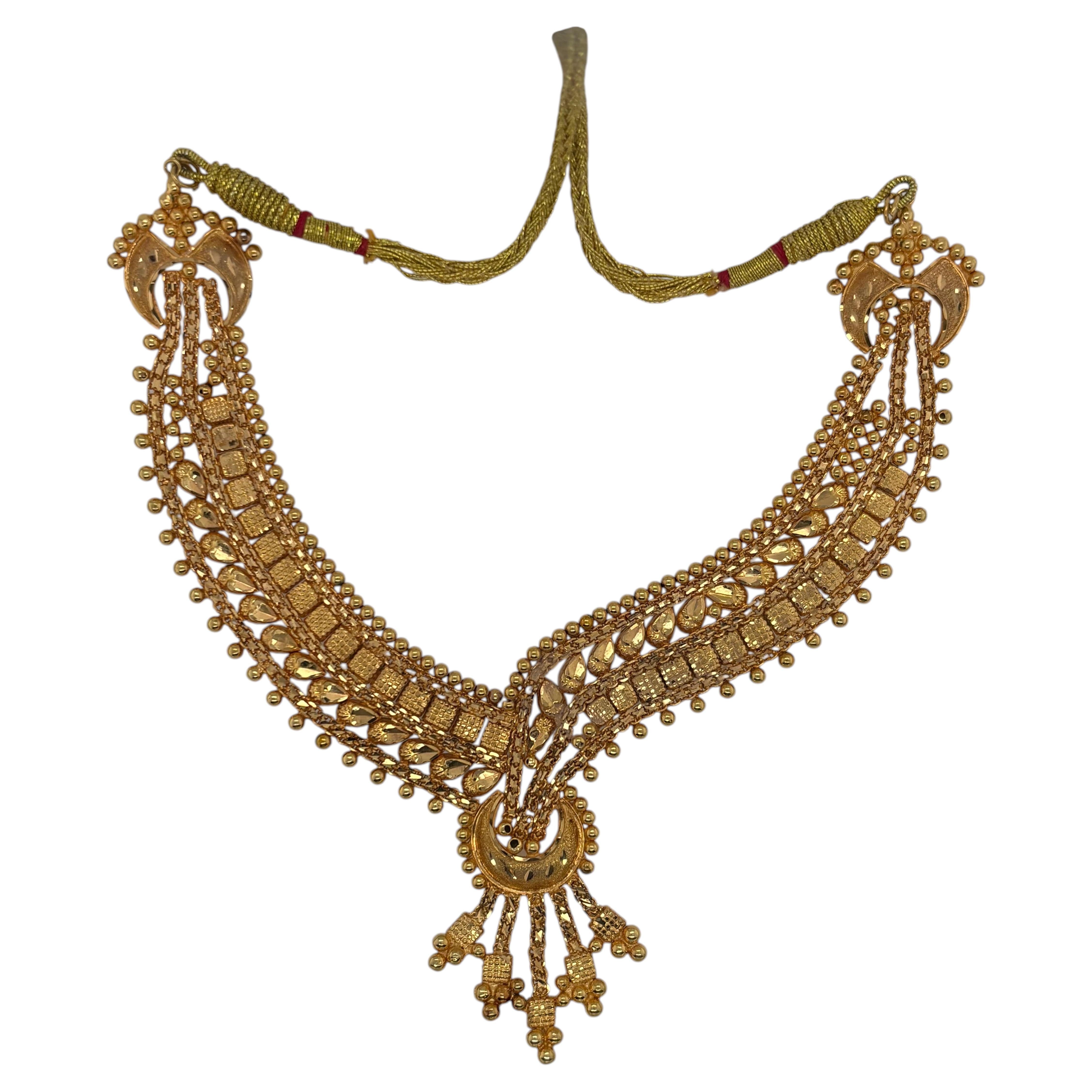 Collar con cuello en V de oro amarillo de 22 quilates, 22,3 gramos, China