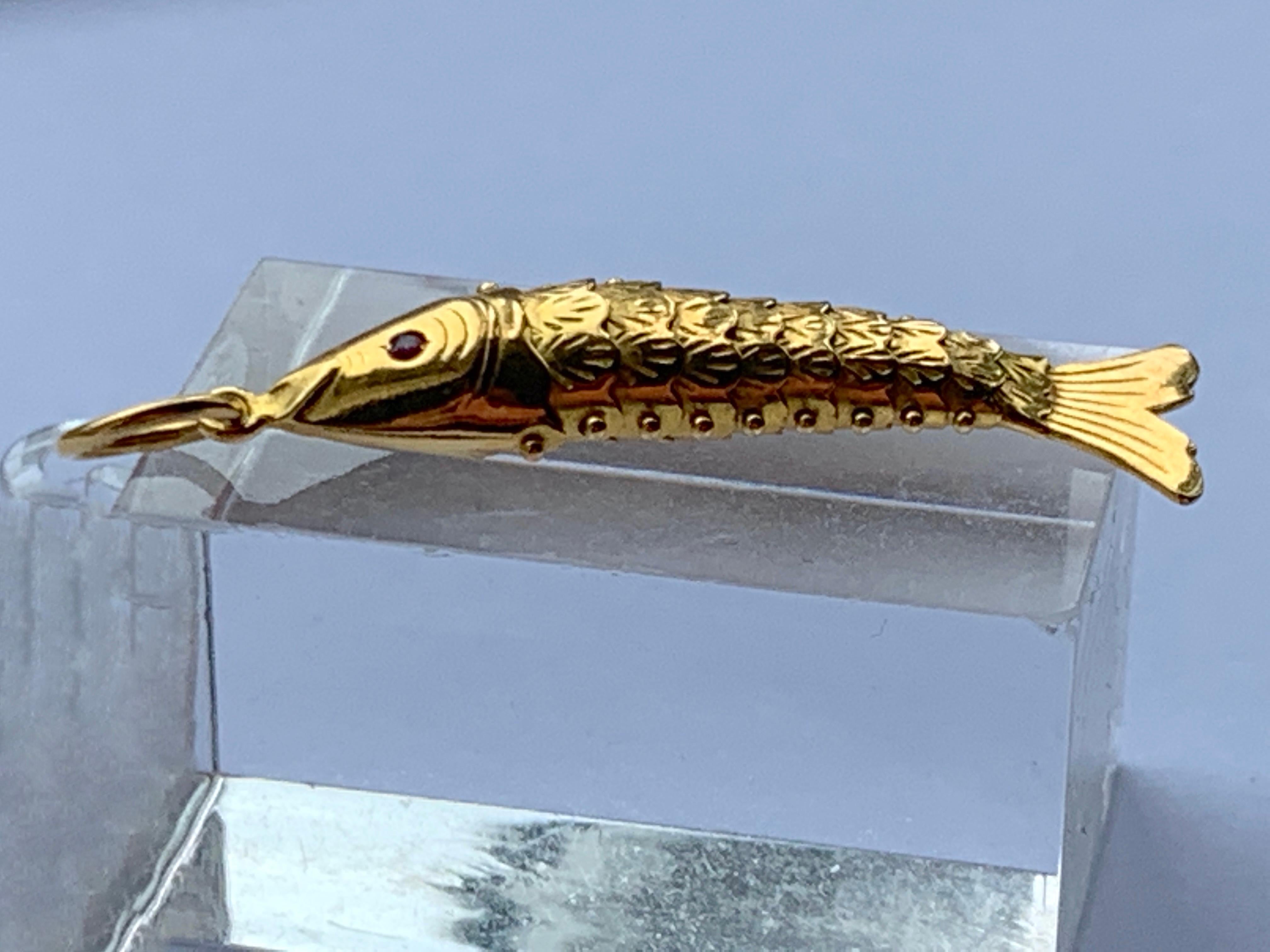 22ct Gold articulated Fish Pendant In Good Condition In London, GB