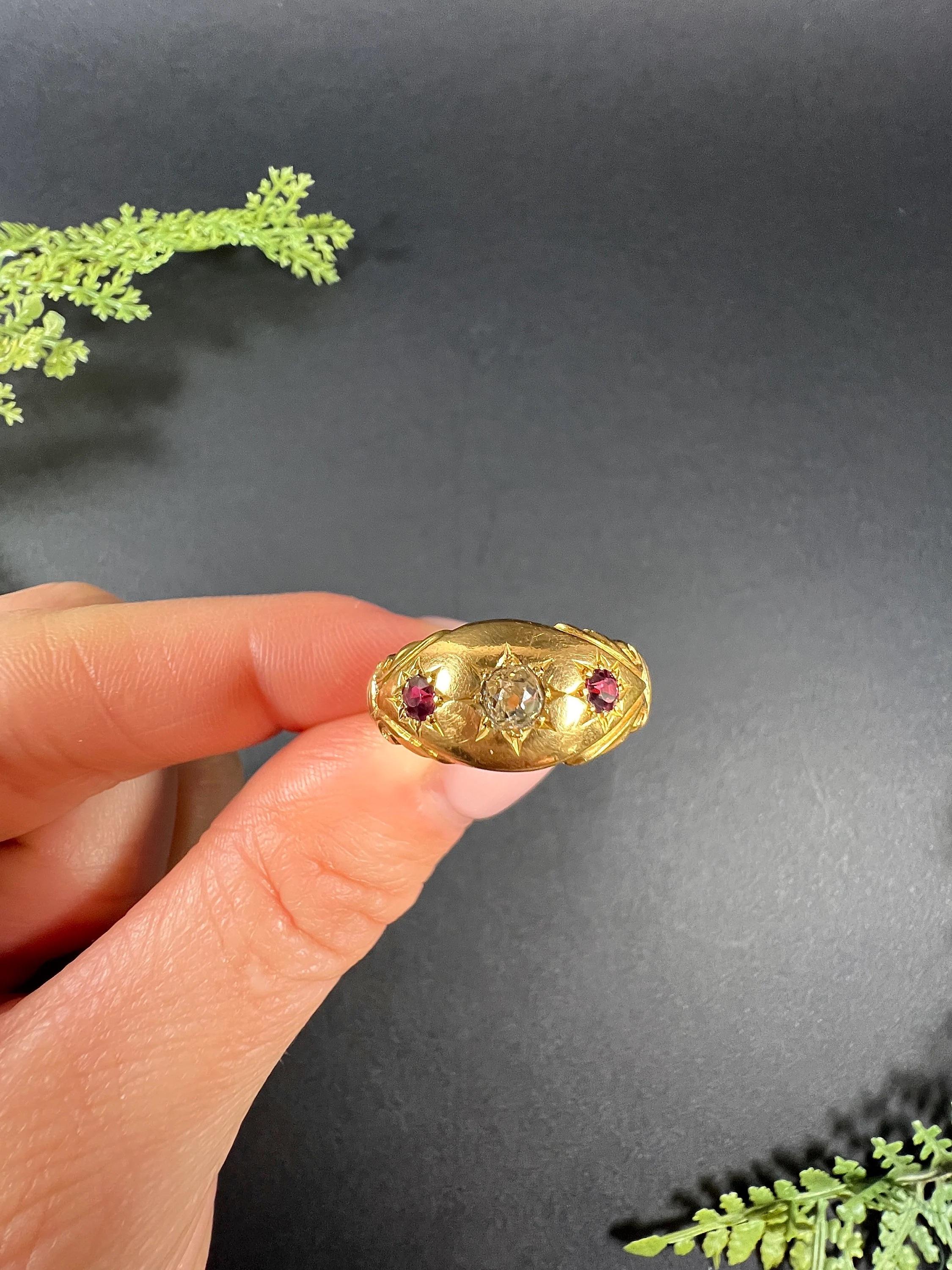 Anello a tre pietre con rubino e diamante degli anni '20 in oro 22 ct Birmingham con marchio di garanzia in vendita 5