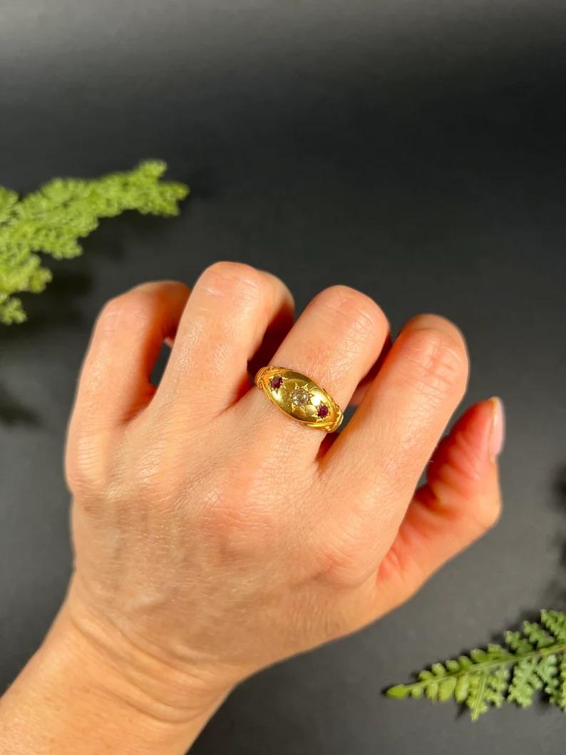 Anello a tre pietre con rubino e diamante degli anni '20 in oro 22 ct Birmingham con marchio di garanzia in vendita 6