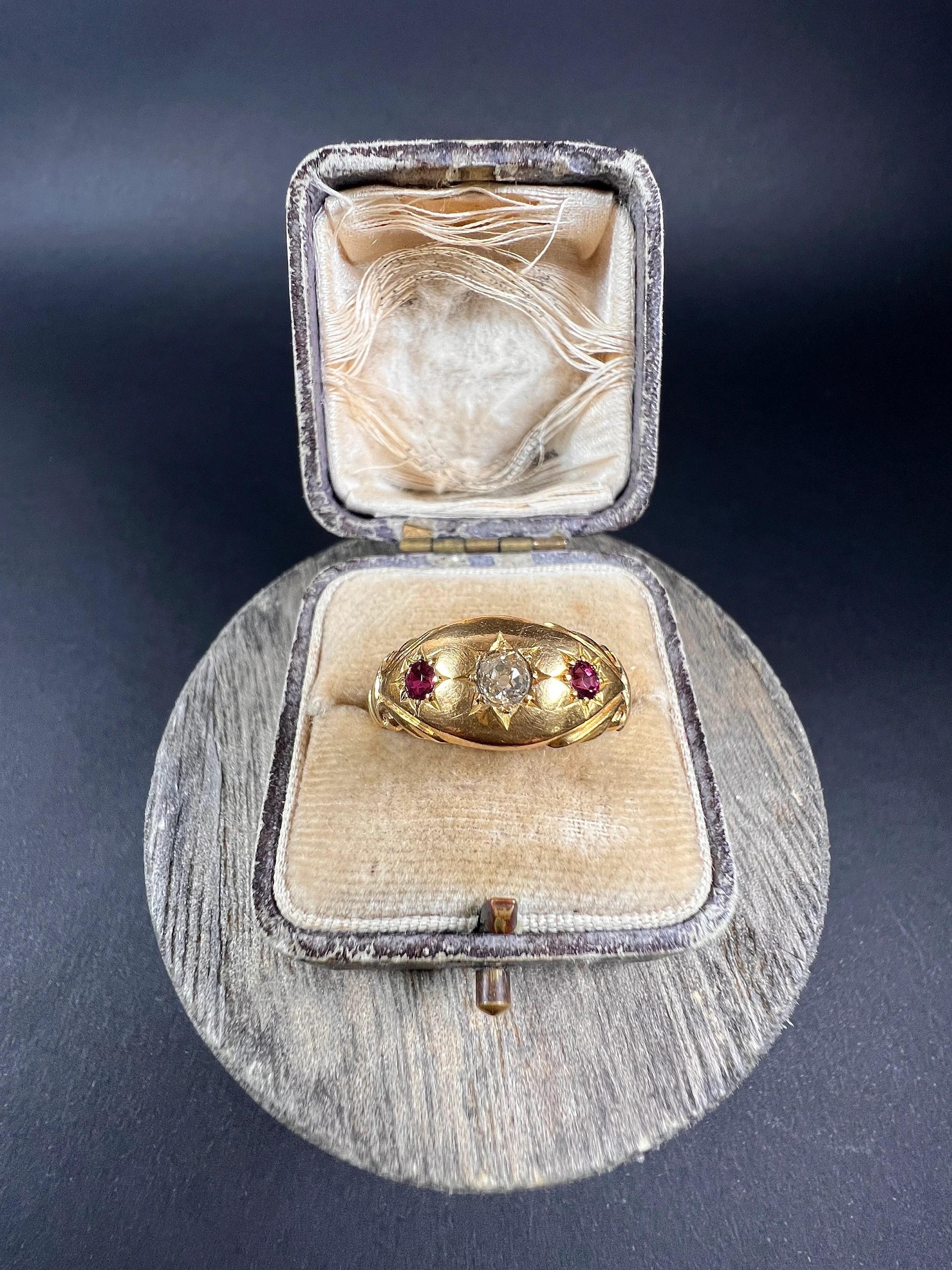 Anello antico gitano 

Oro 22ct stampato

Marchio Birmingham 1920

Questo splendido anello zingaro in oro giallo 22ct degli anni '20 è un vero capolavoro. L'anello vanta un design unico con un diamante centrale e un rubino naturale su entrambi i