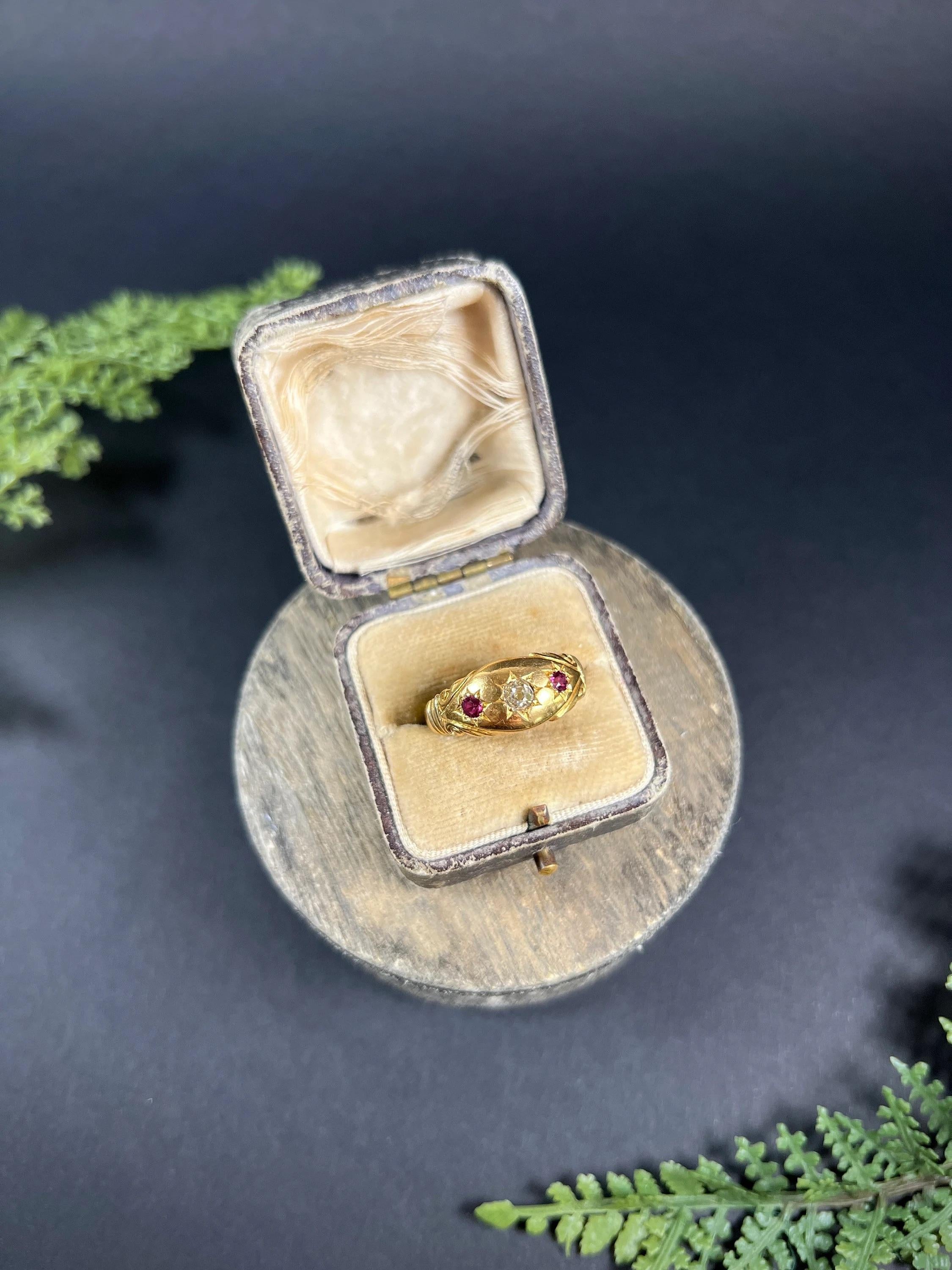Taglio antico europeo Anello a tre pietre con rubino e diamante degli anni '20 in oro 22 ct Birmingham con marchio di garanzia in vendita