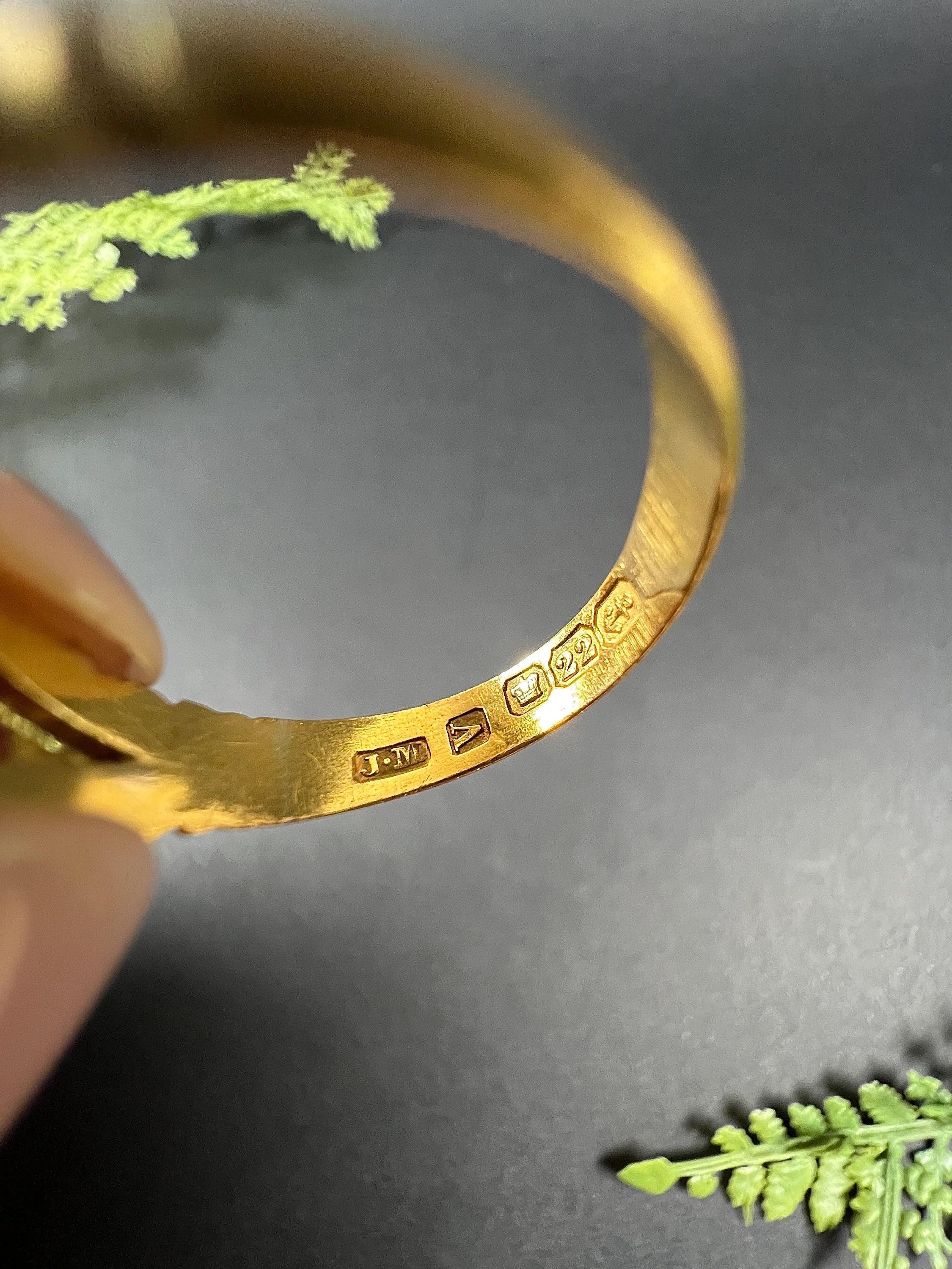 Anello a tre pietre con rubino e diamante degli anni '20 in oro 22 ct Birmingham con marchio di garanzia In condizioni buone in vendita a Brighton, GB
