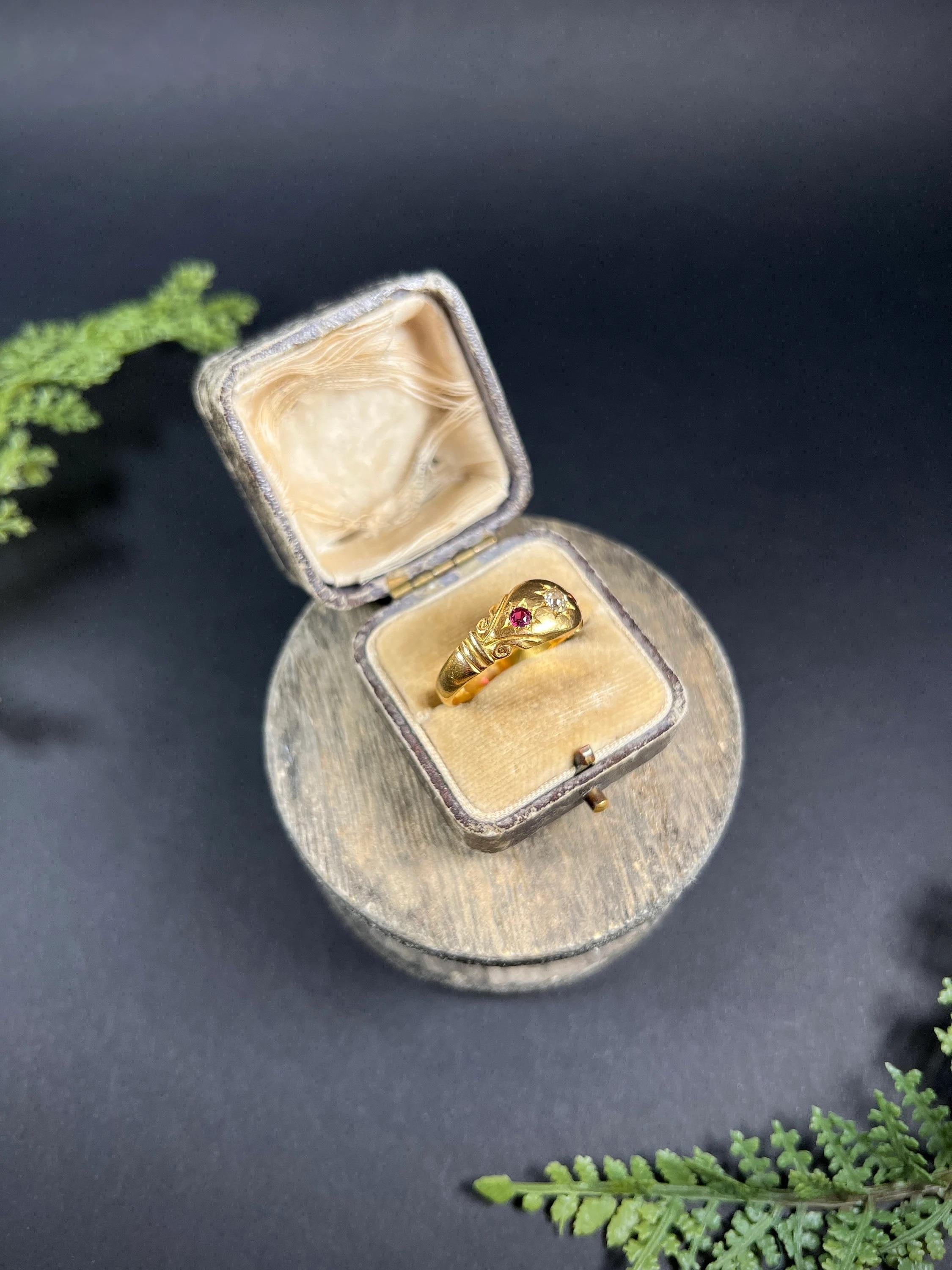da uomo o donna Anello a tre pietre con rubino e diamante degli anni '20 in oro 22 ct Birmingham con marchio di garanzia in vendita