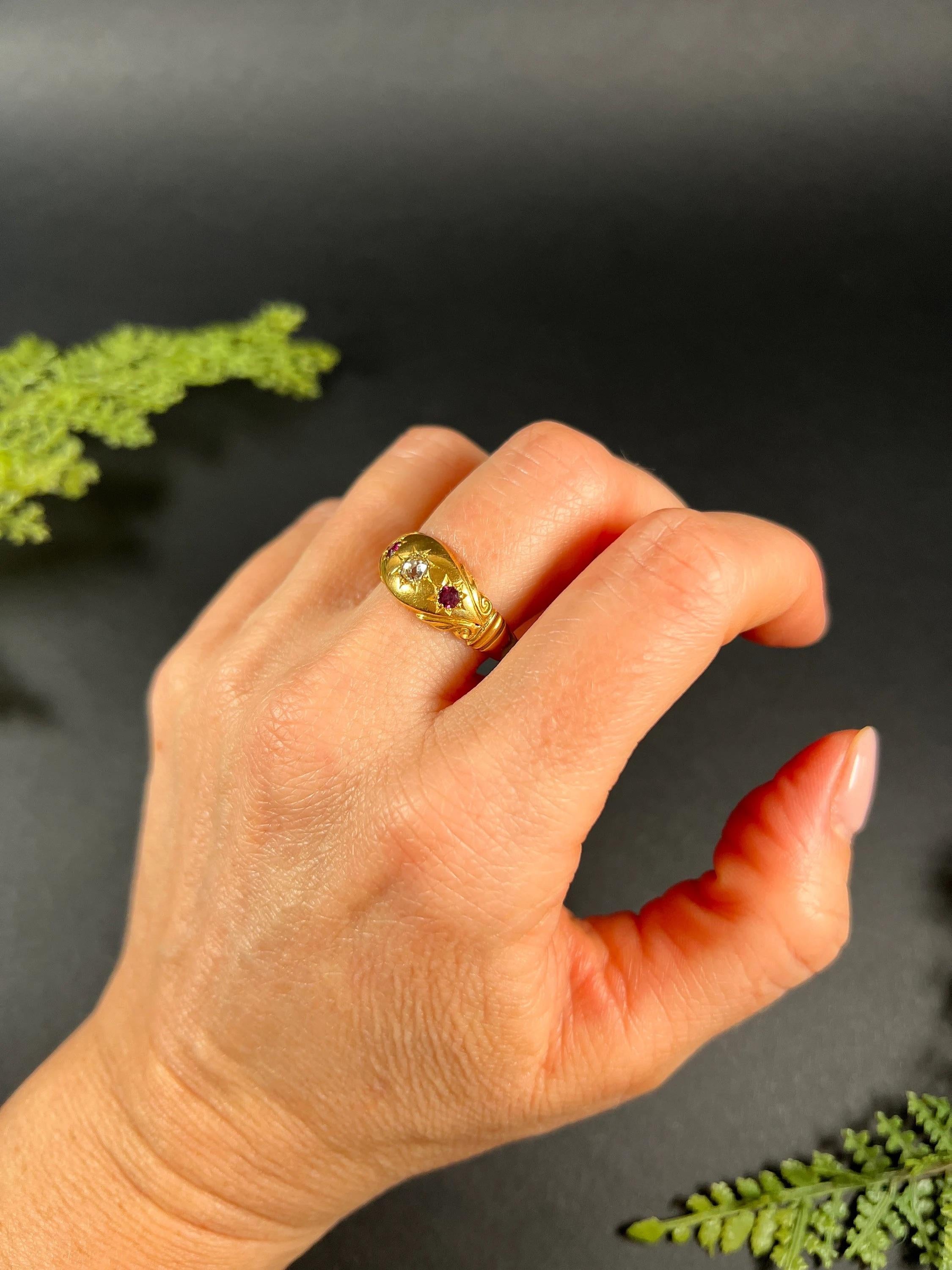 Anello a tre pietre con rubino e diamante degli anni '20 in oro 22 ct Birmingham con marchio di garanzia in vendita 1