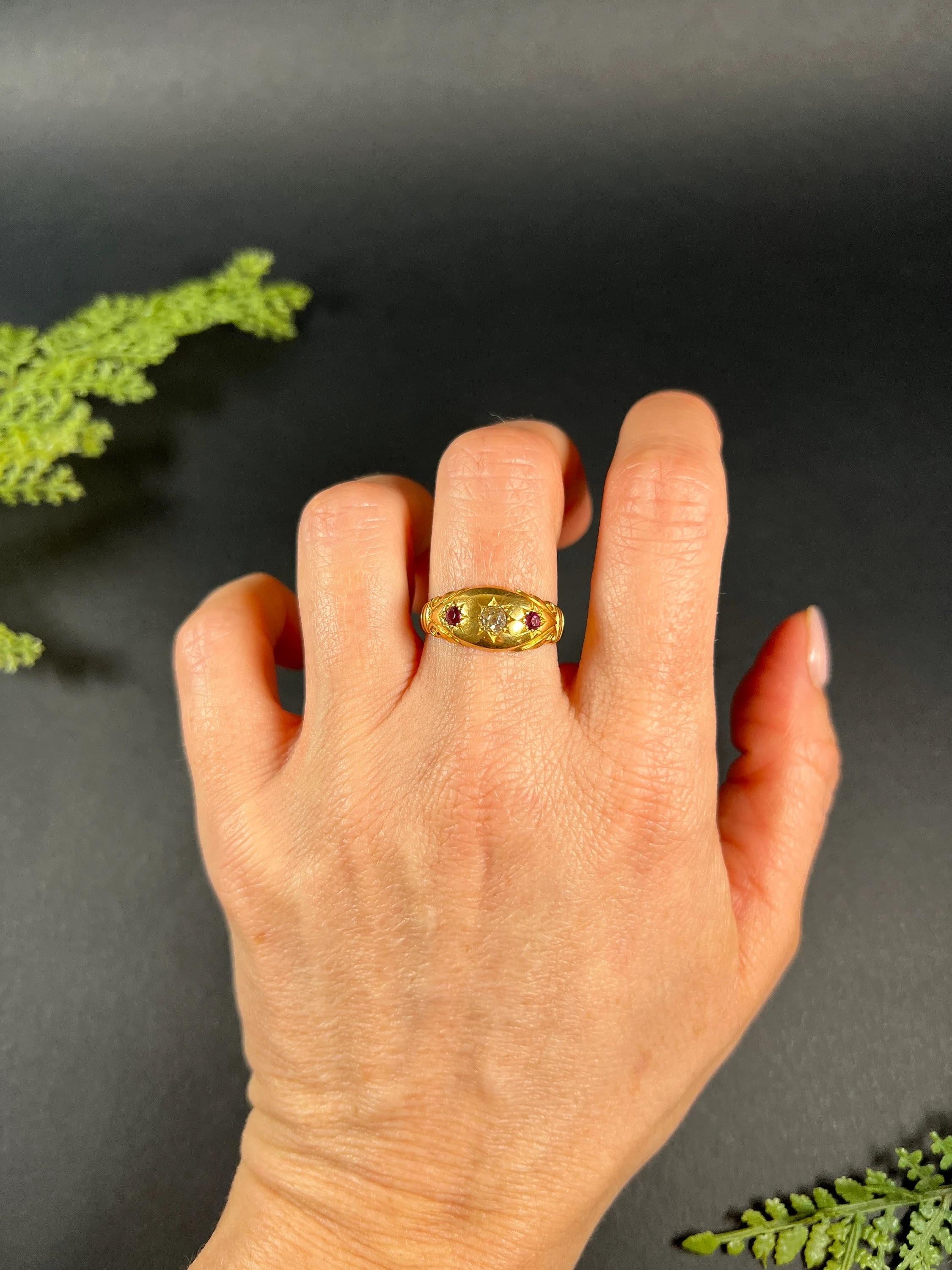 Anello a tre pietre con rubino e diamante degli anni '20 in oro 22 ct Birmingham con marchio di garanzia in vendita 2