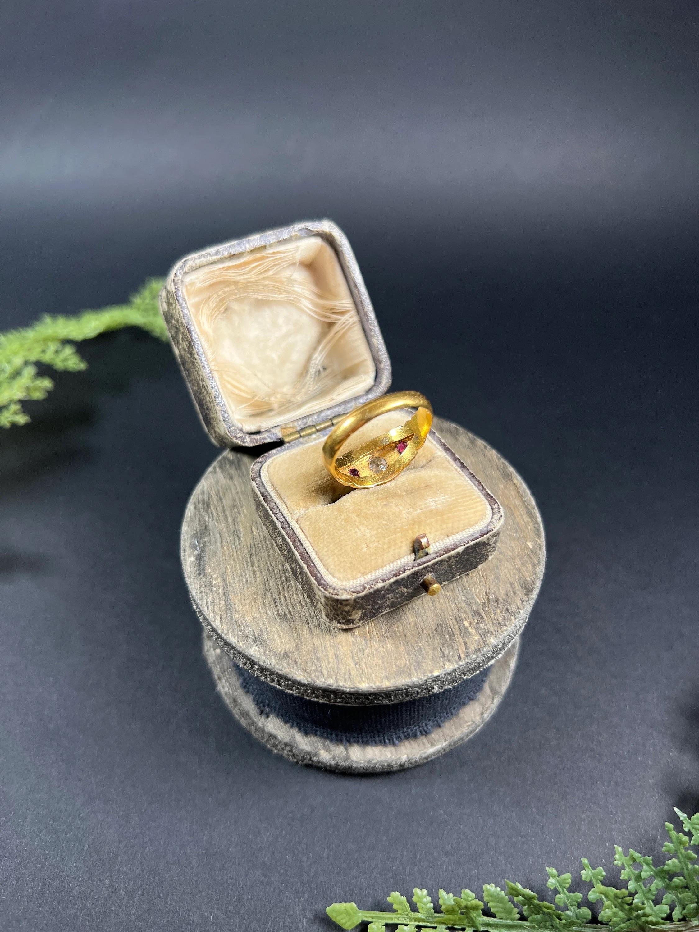 Anello a tre pietre con rubino e diamante degli anni '20 in oro 22 ct Birmingham con marchio di garanzia in vendita 3