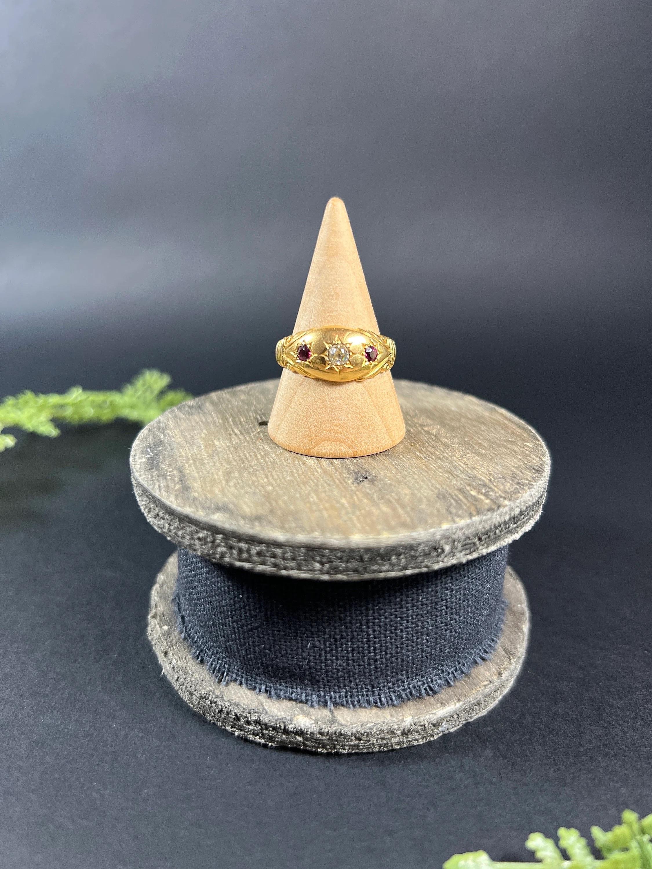 Anello a tre pietre con rubino e diamante degli anni '20 in oro 22 ct Birmingham con marchio di garanzia in vendita 4