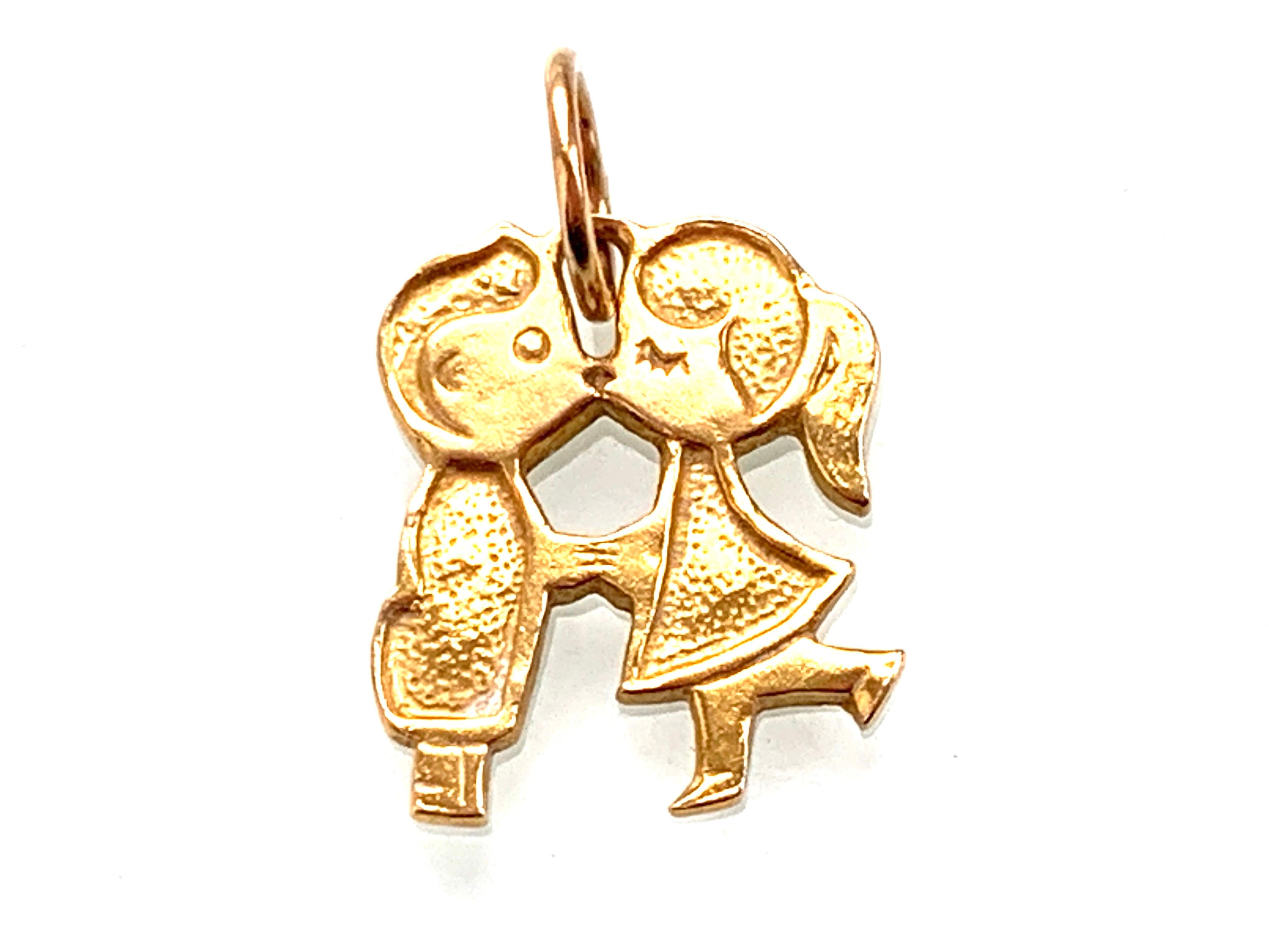 22ct Gold Vintage Kissing Pendant 
Boy & Girl 
Stamped 916 on reverse 
Dated 1970s