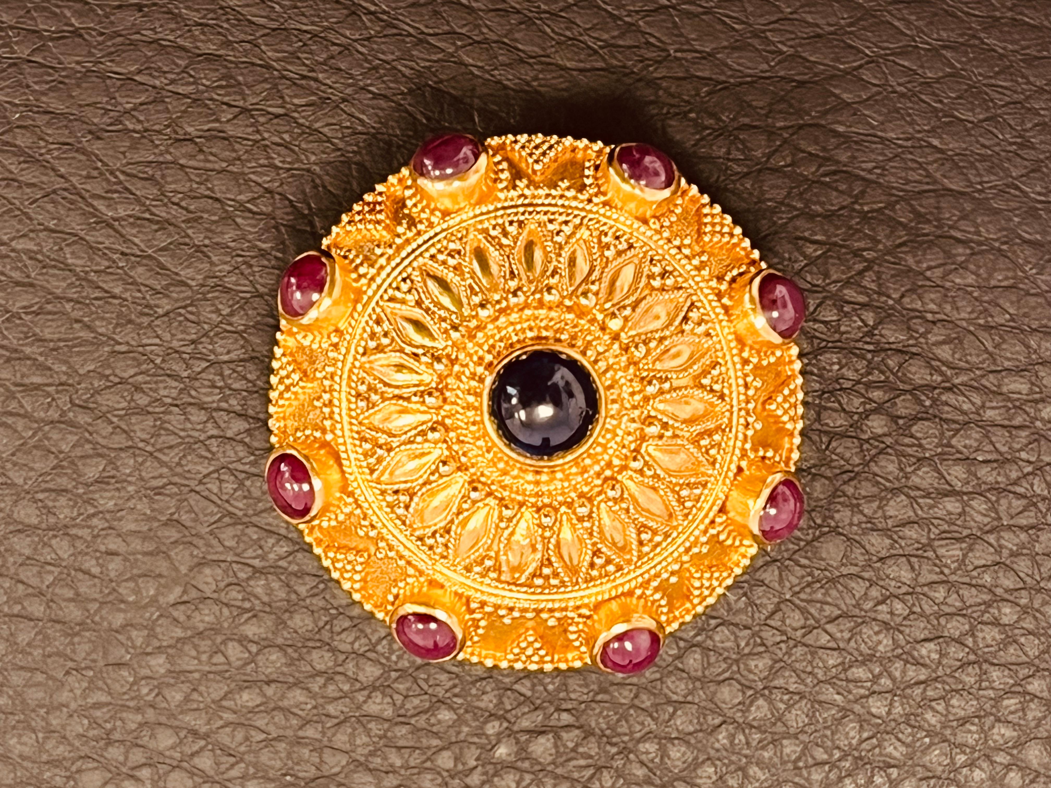 Clips d'oreilles en or 22 carats d'inspiration byzantine, cloutés d'un cabochon de saphir et de rubis en vente 8