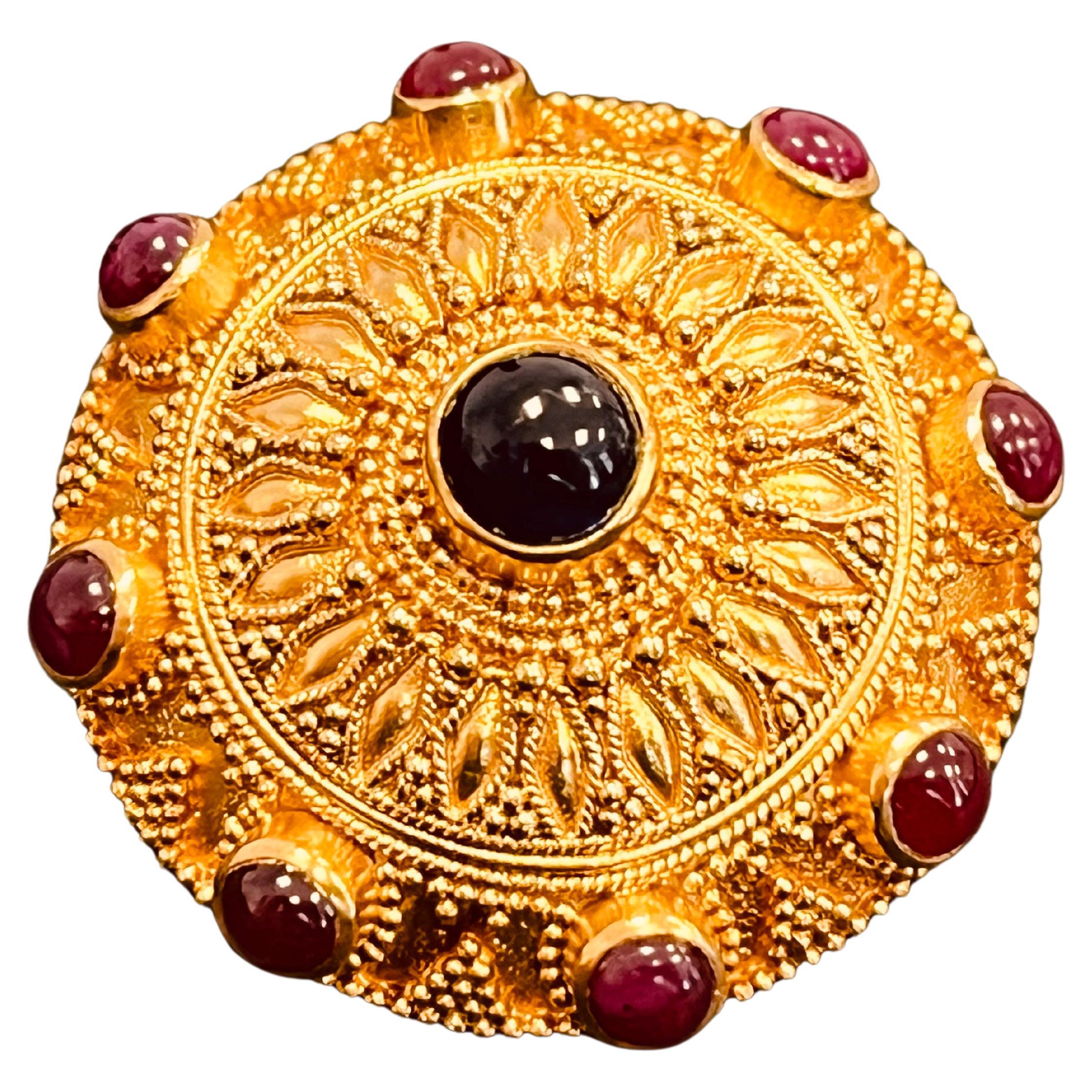 Taille cabochon Clips d'oreilles en or 22 carats d'inspiration byzantine, cloutés d'un cabochon de saphir et de rubis en vente