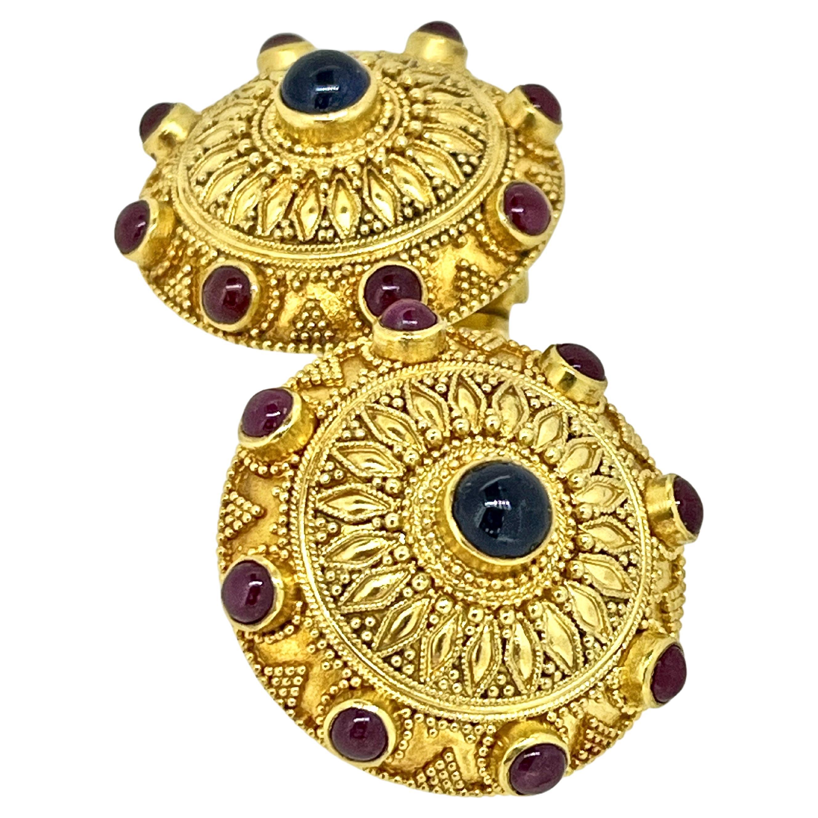 Clips d'oreilles en or 22 carats d'inspiration byzantine, cloutés d'un cabochon de saphir et de rubis Unisexe en vente