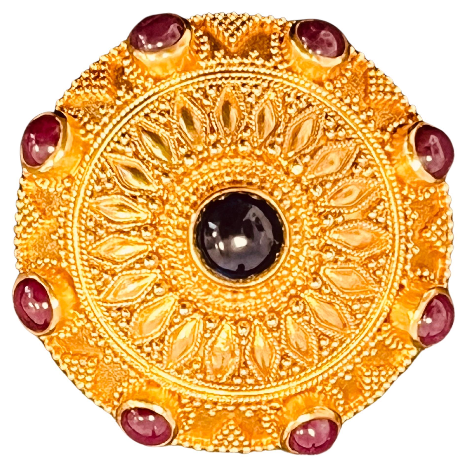 Clips d'oreilles en or 22 carats d'inspiration byzantine, cloutés d'un cabochon de saphir et de rubis en vente 1