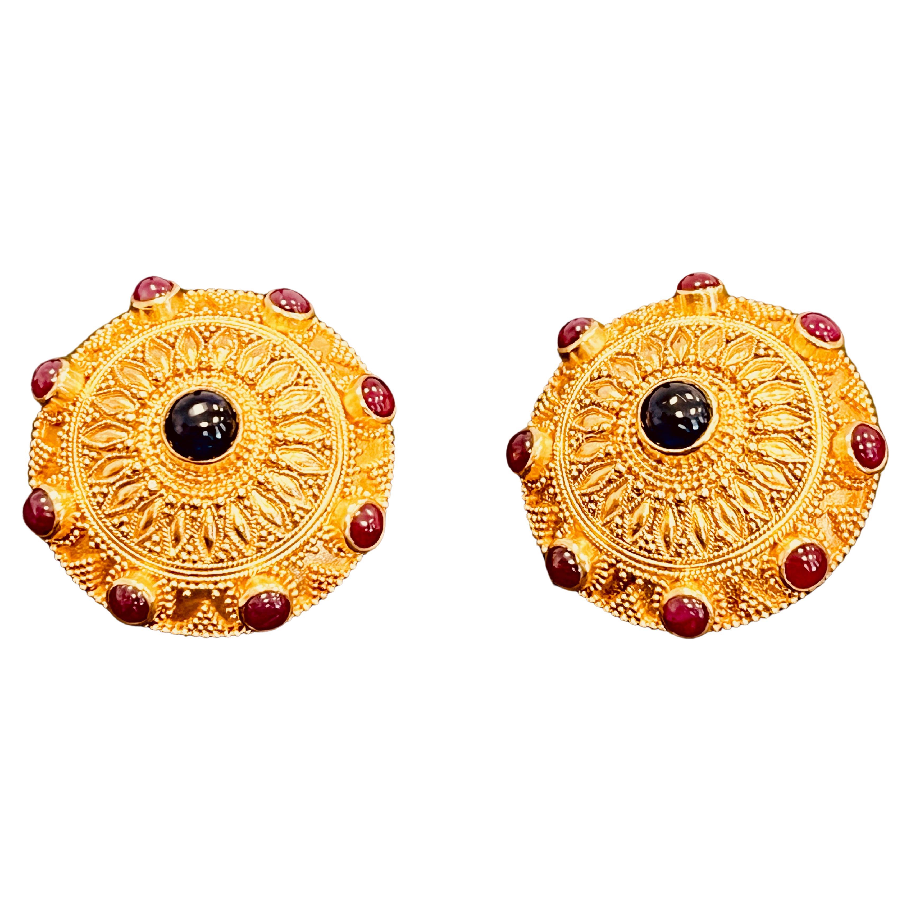 Clips d'oreilles en or 22 carats d'inspiration byzantine, cloutés d'un cabochon de saphir et de rubis en vente 2